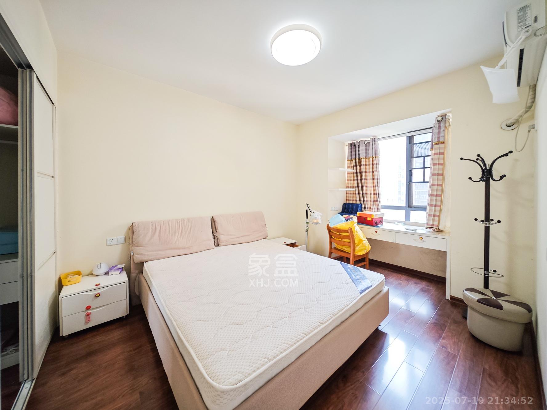 秀峰景园（领秀峰）  3室2厅2卫    75.0万卧室