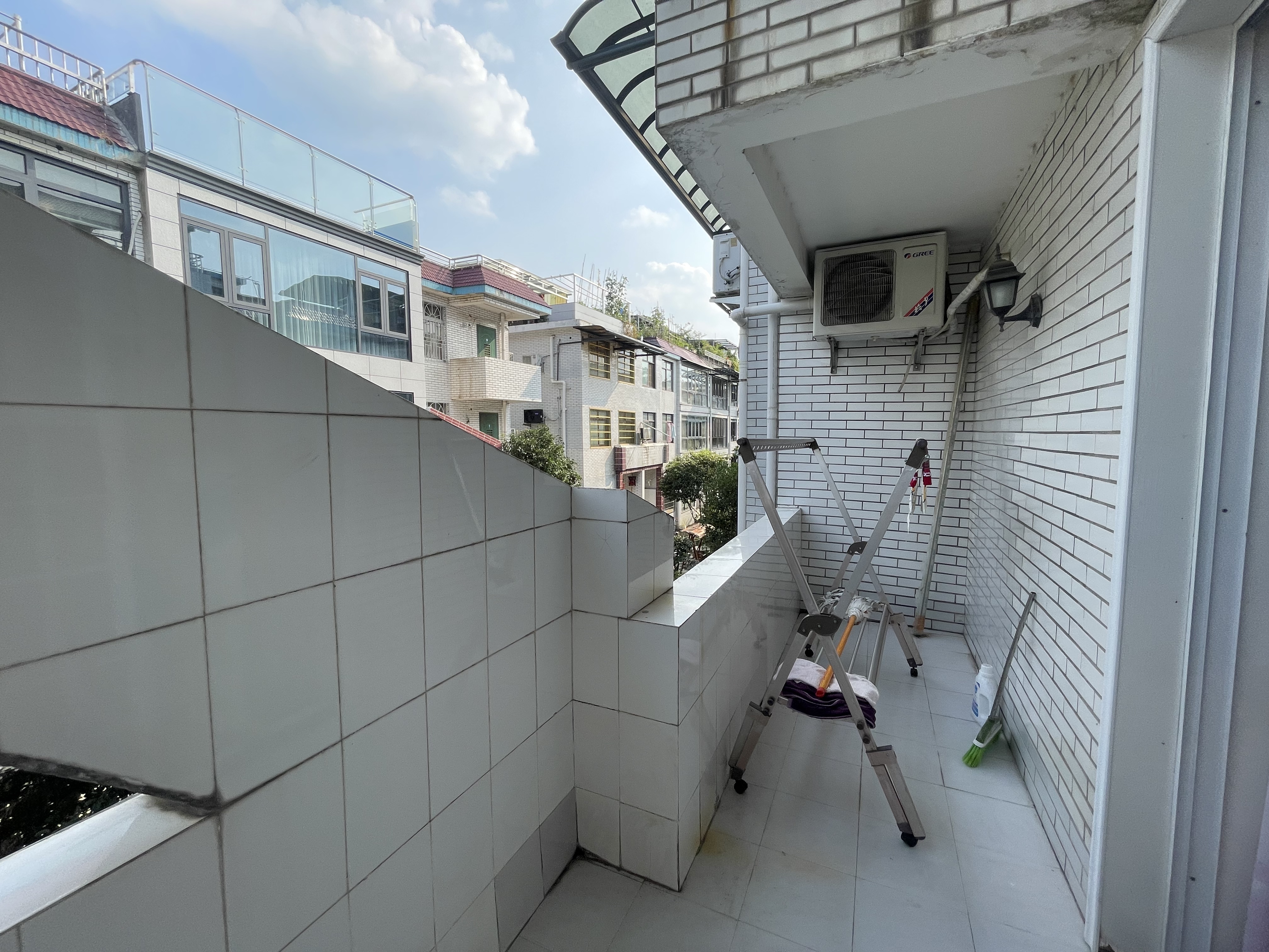 广茂园一期  5室2厅2卫   90.00万客厅