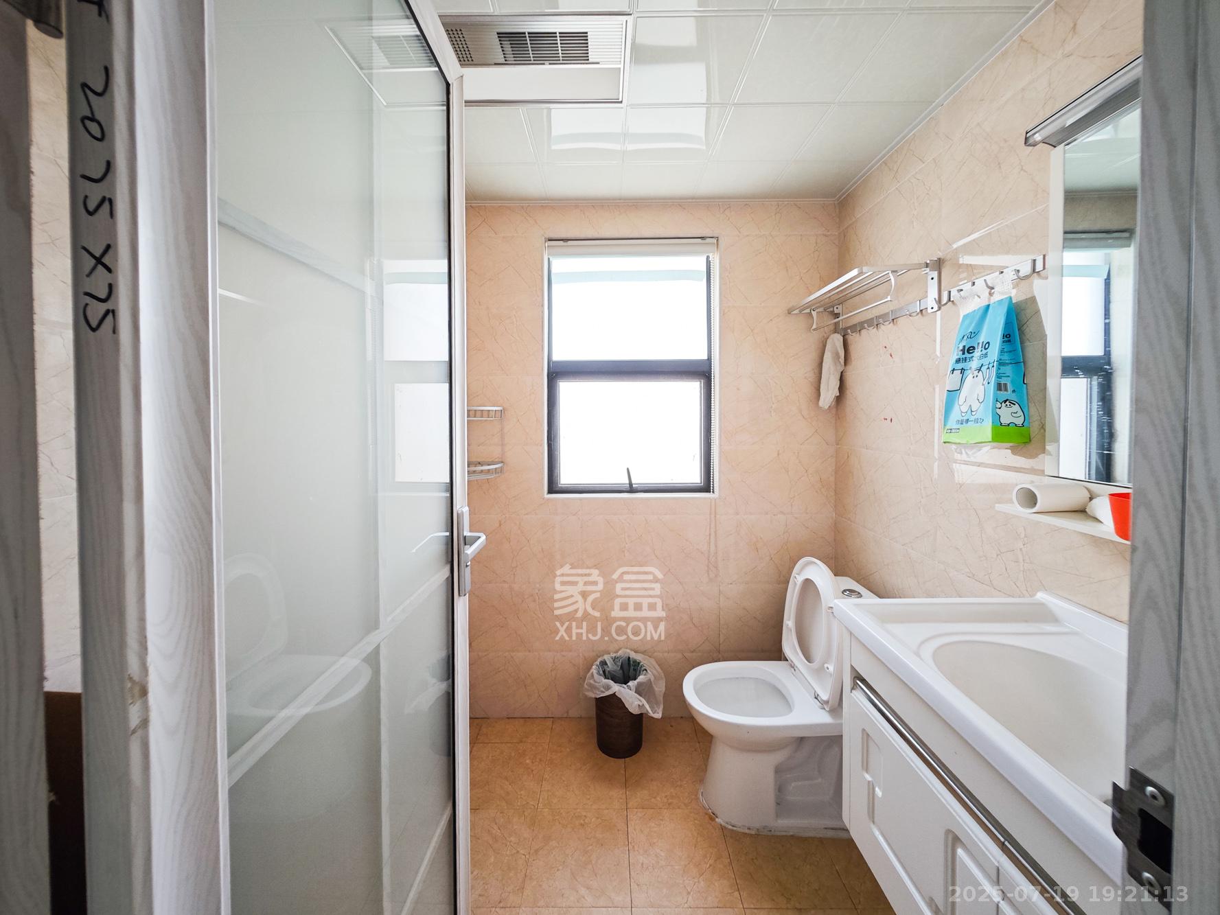 秀峰景园（领秀峰）  3室2厅2卫    75.0万卫生间