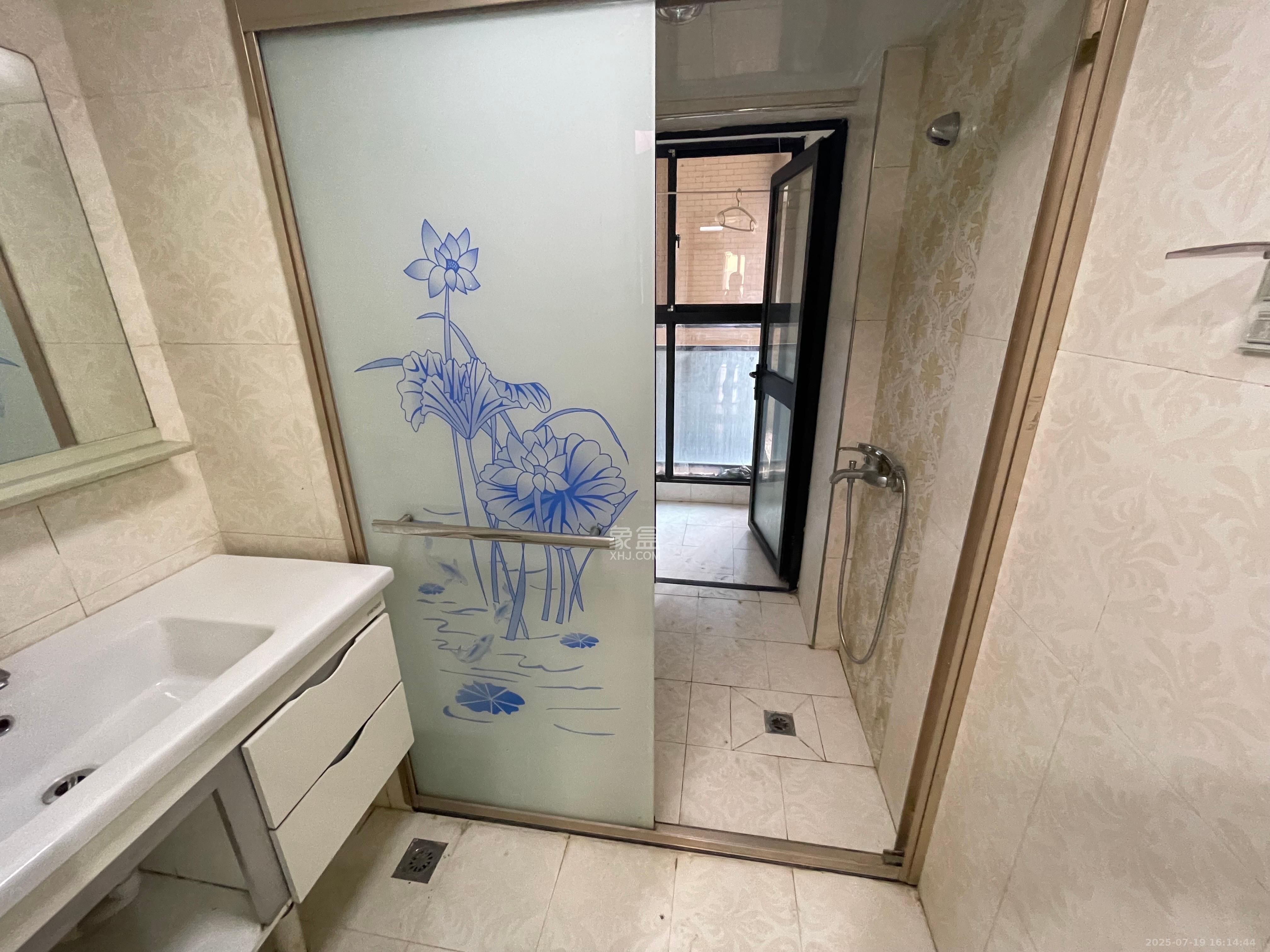 阿普阿布 4室2厅2卫 3300.0元/月 阿普阿布 4室2厅2卫 3300.0元/月室内图