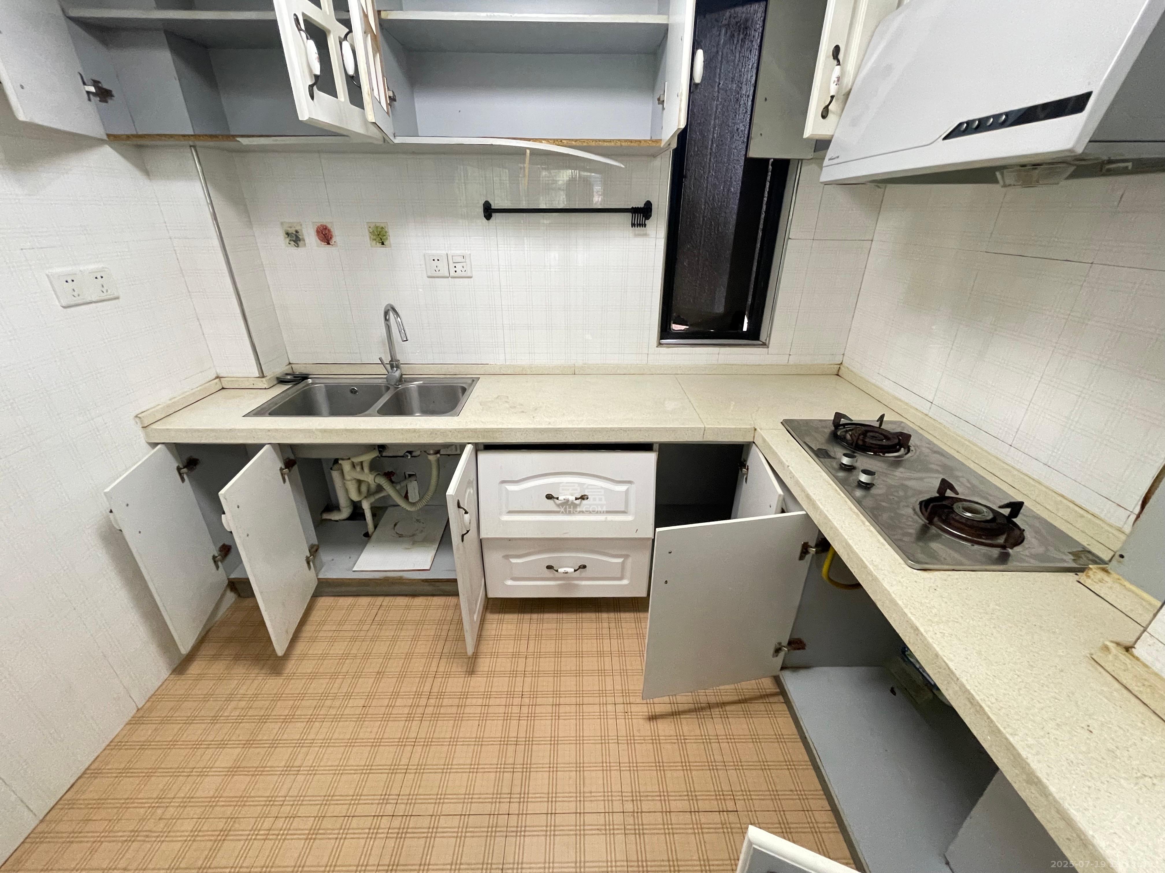 阿普阿布 4室2厅2卫 3300.0元/月 阿普阿布 4室2厅2卫 3300.0元/月室内图