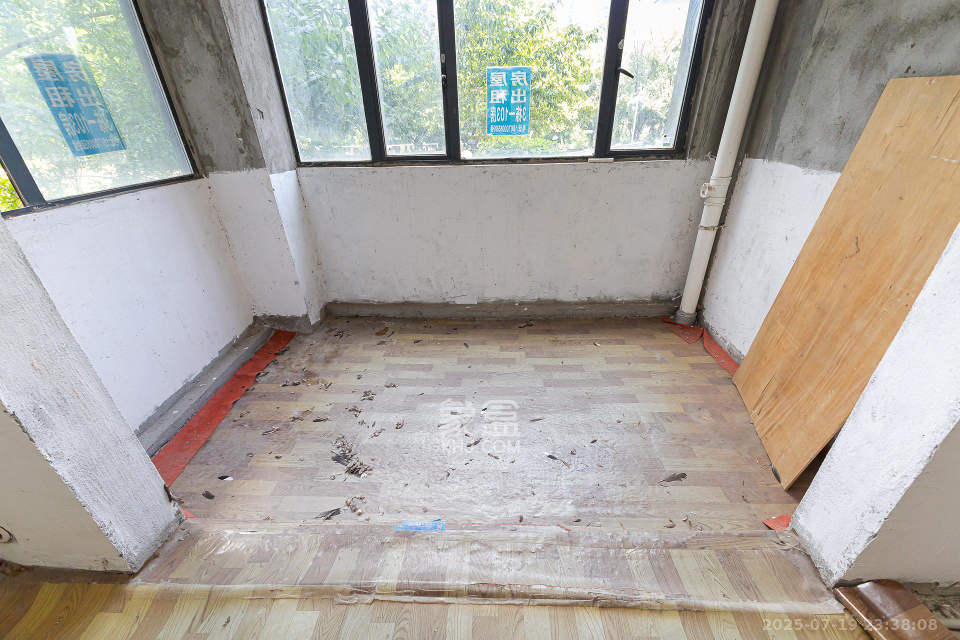 金湘苑(星澜之悦) 4室2厅1卫 136.8万 金湘苑(星澜之悦) 4室2厅1卫 136.8万阳台