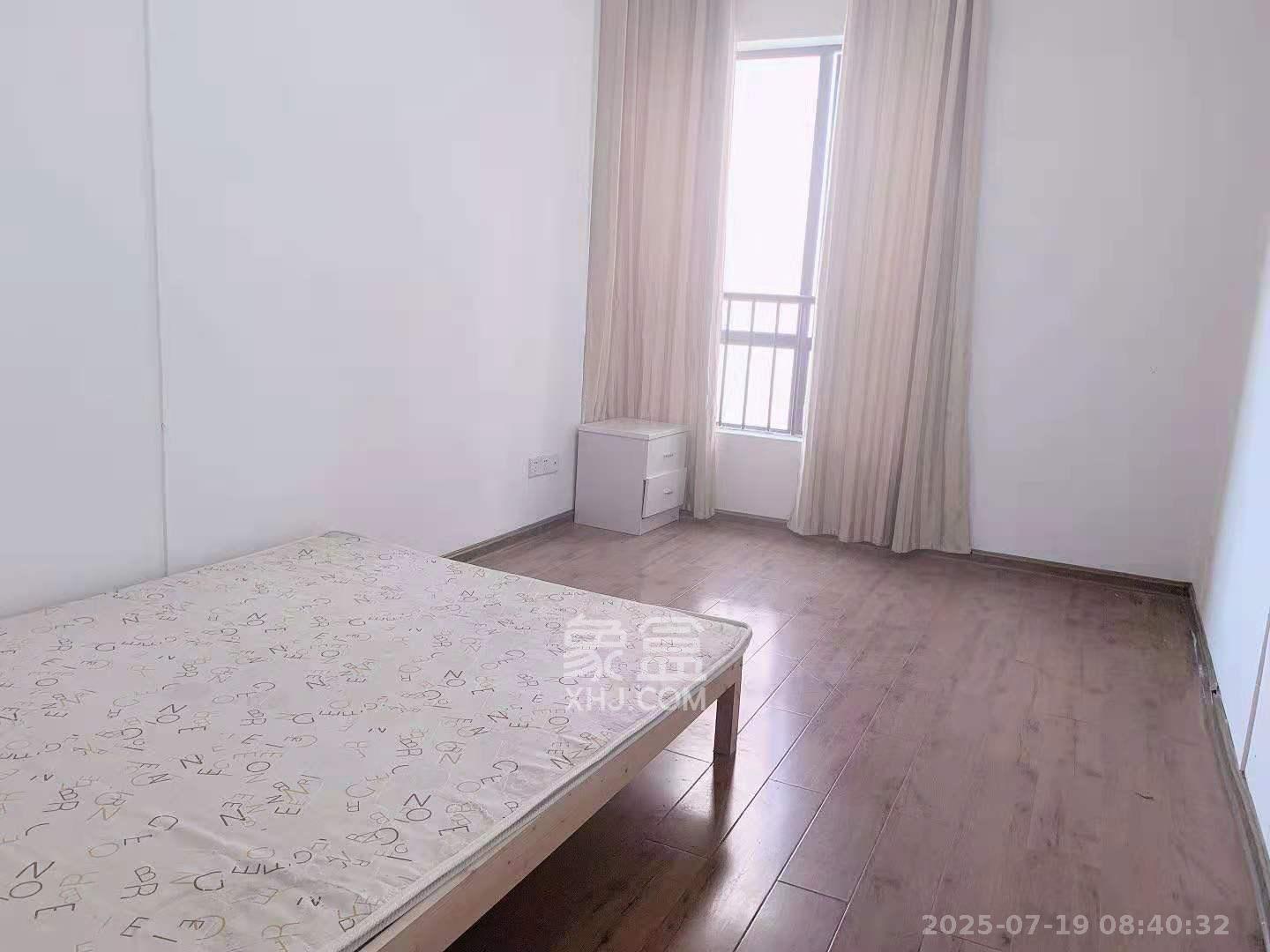 双湾国际（湘江御景花园）  3室2厅2卫    2300.0元/月