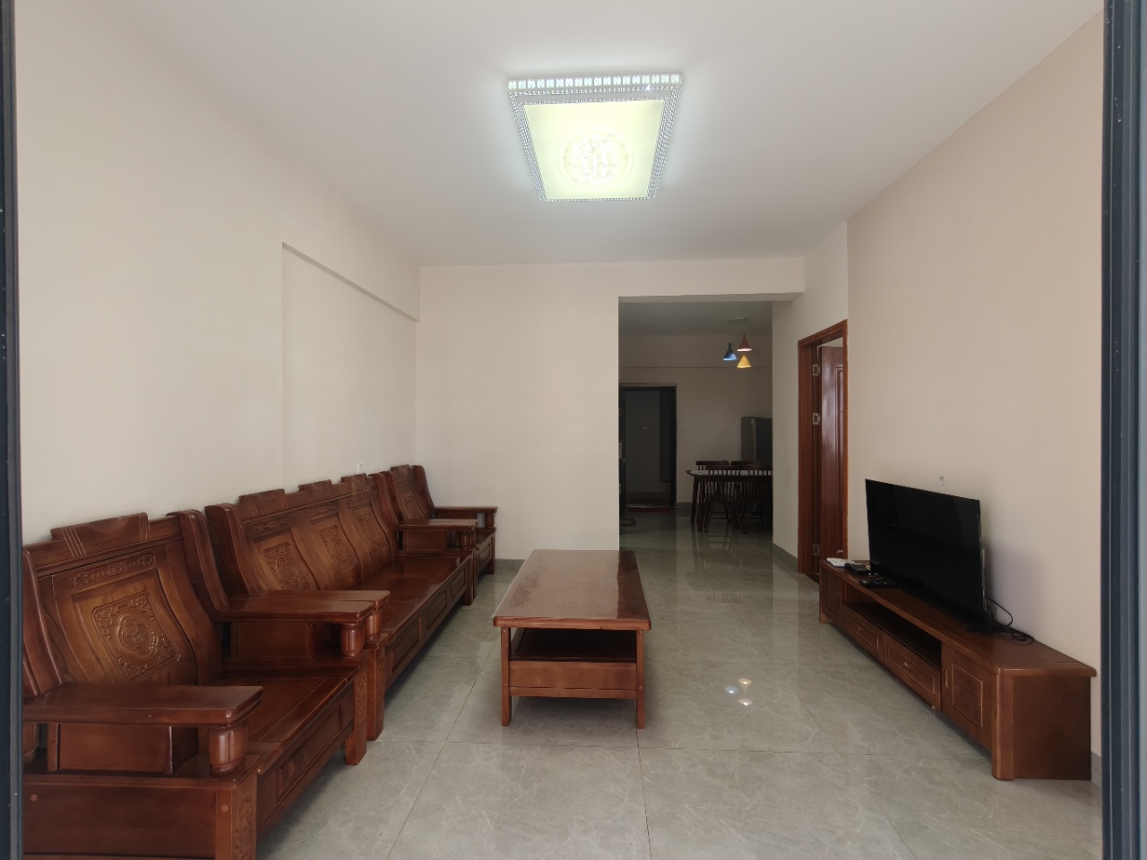 海糖小区一二期  3室2厅1卫    2500.0元/月 海糖小区一二期  3室2厅1卫    2500.0元/月室内图