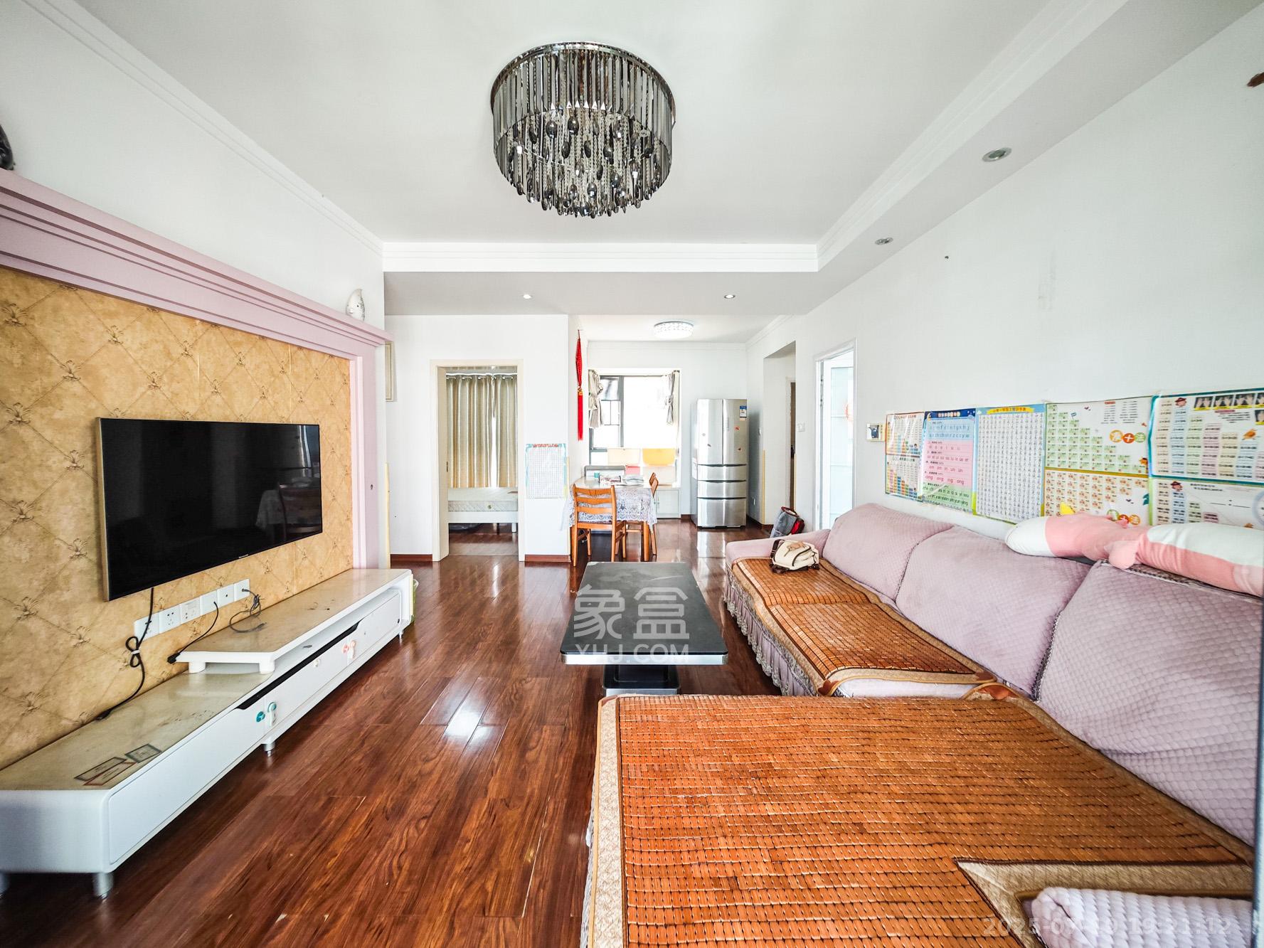 秀峰景园(领秀峰) 3室2厅2卫 75.0万 秀峰景园(领秀峰) 3室2厅2卫 75.0万客厅