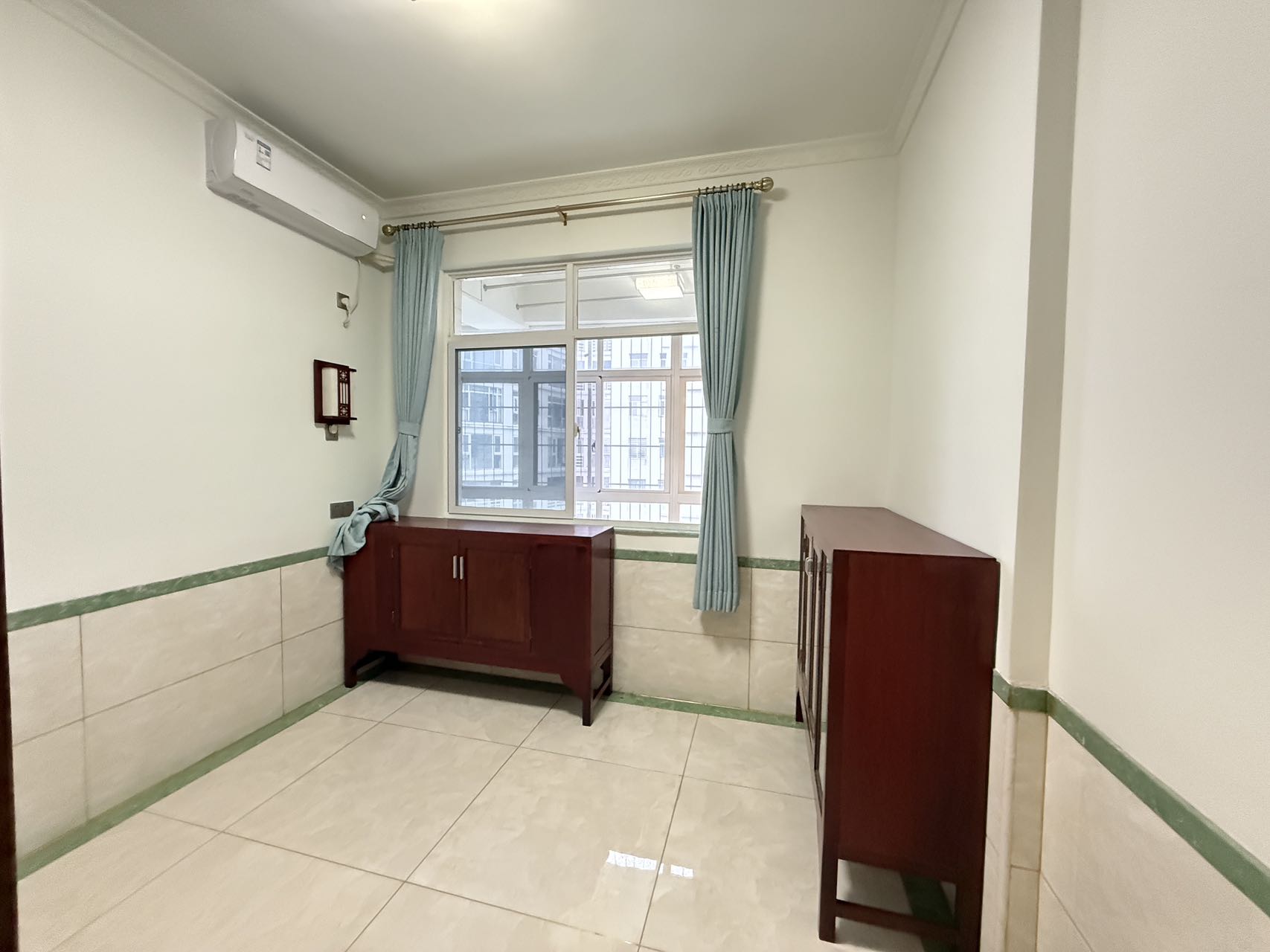 阳光西海岸三期南区(白云公寓(洋房区) 3室2厅2卫 160.0万 阳光西海岸三期南区(白云公寓(洋房区) 3室2厅2卫 160.0万客厅