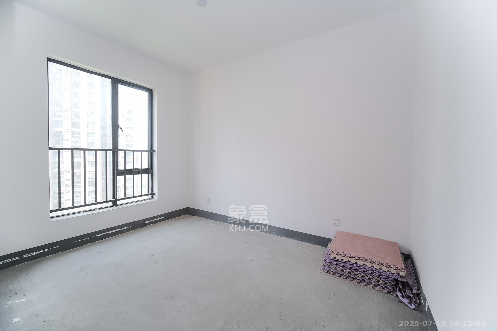 三一街区  3室2厅2卫   81.00万卧室