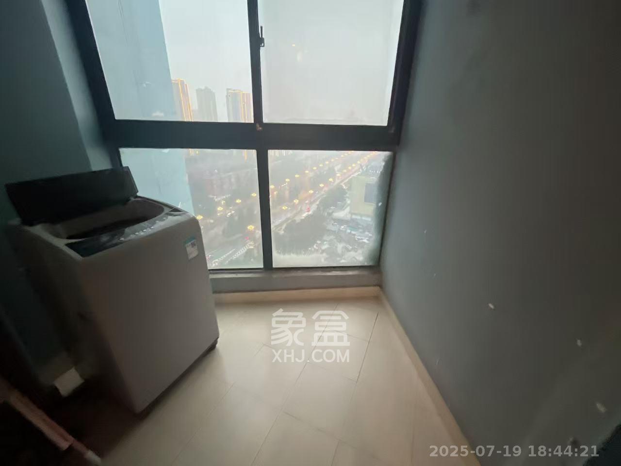 绿地中央广场  1室1厅1卫    1500.0元/月