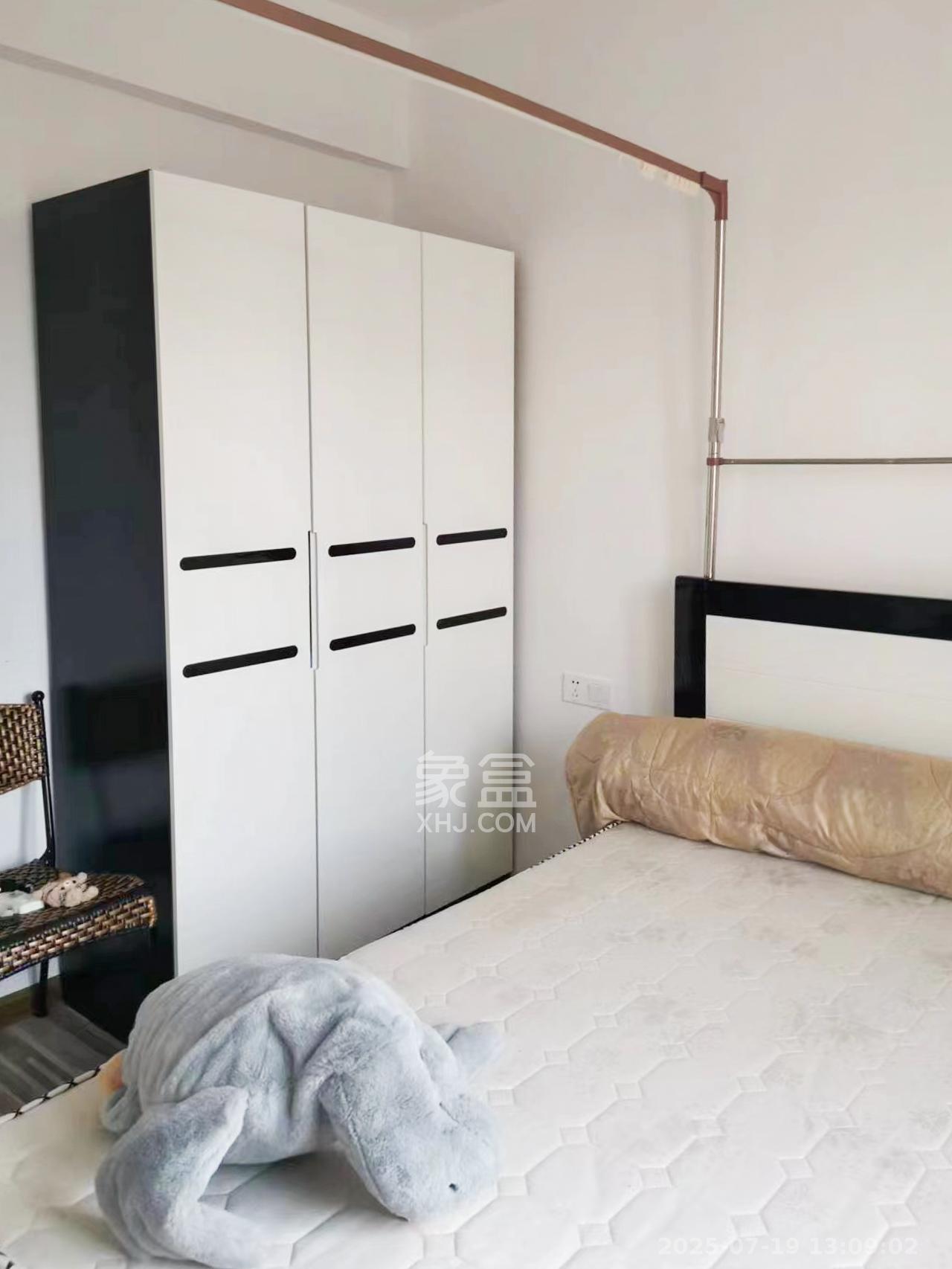 中国铁建梅溪青秀三期  4室2厅2卫    190.0万卧室