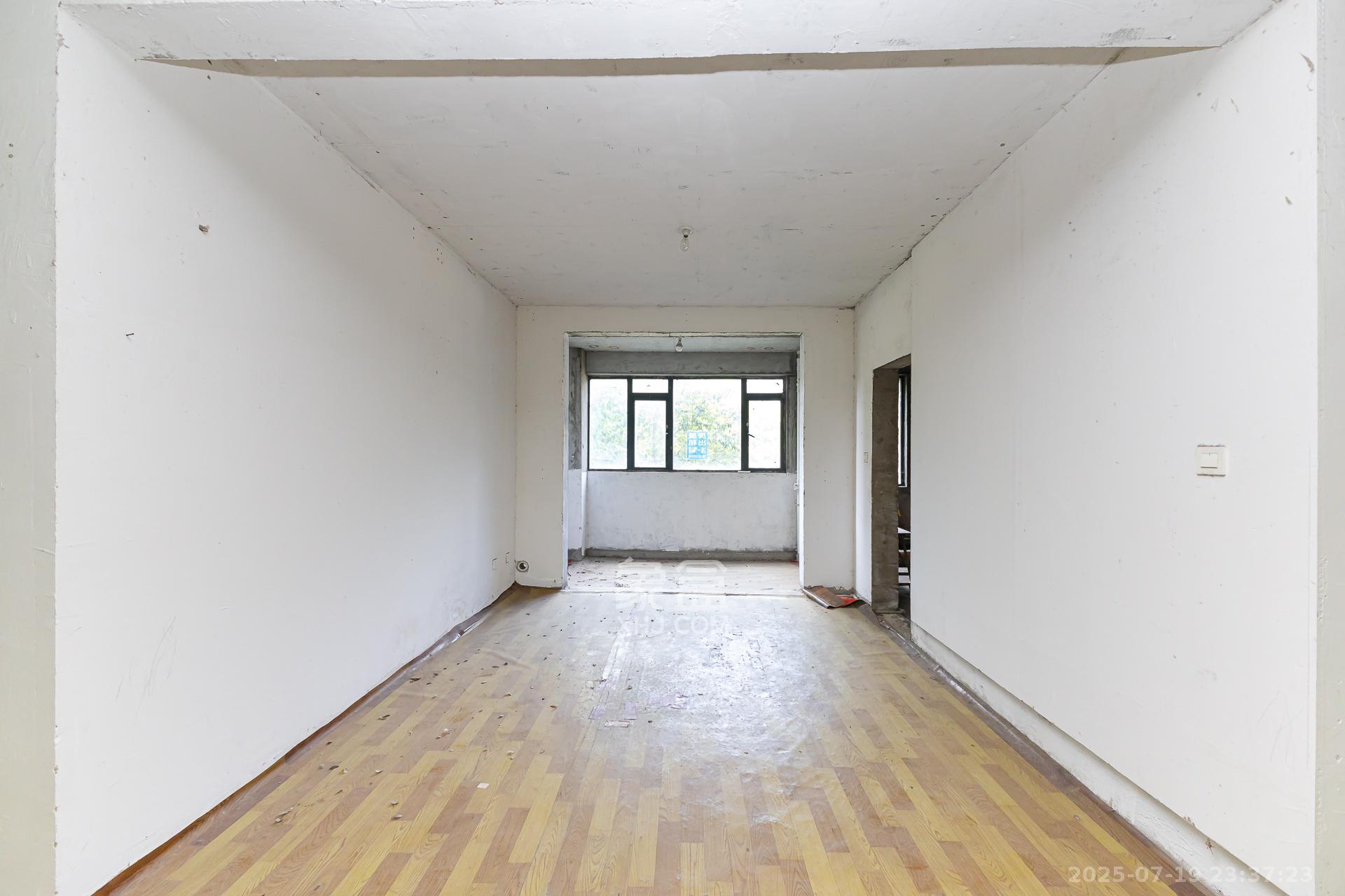 金湘苑(星澜之悦) 4室2厅1卫 136.8万 金湘苑(星澜之悦) 4室2厅1卫 136.8万客厅