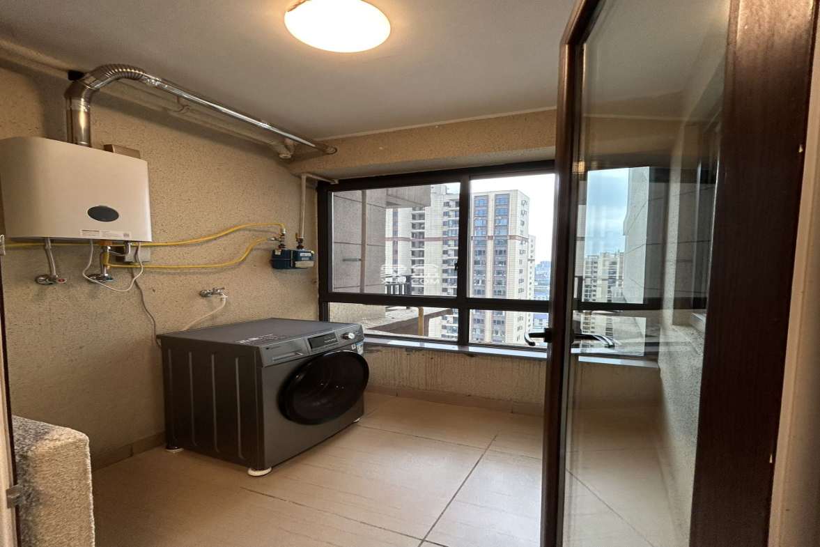 东城首府 3室2厅2卫 2100.0元/月 东城首府 3室2厅2卫 2100.0元/月室内图