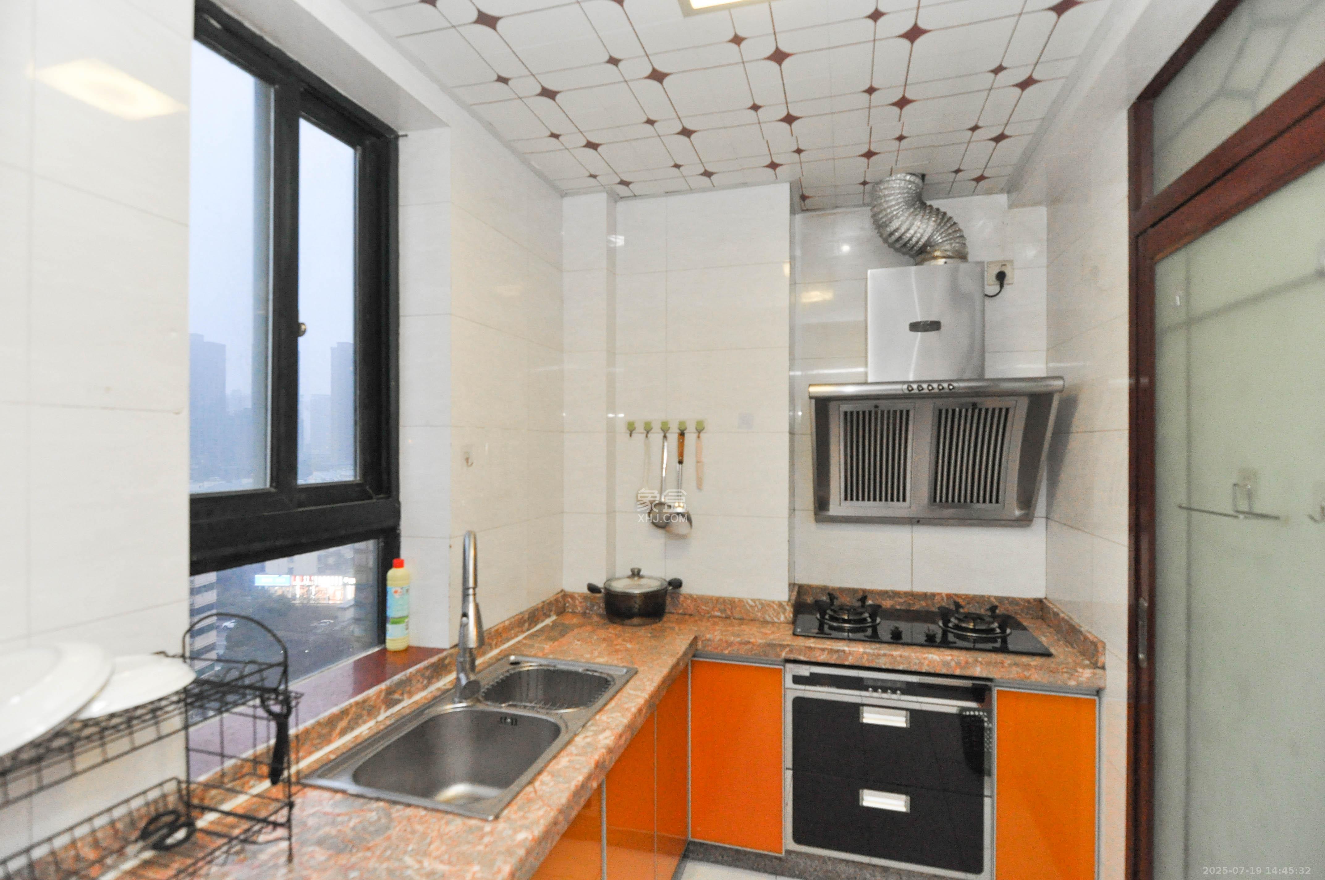 高鑫麓城 3室2厅2卫 125.0万 高鑫麓城 3室2厅2卫 125.0万厨房