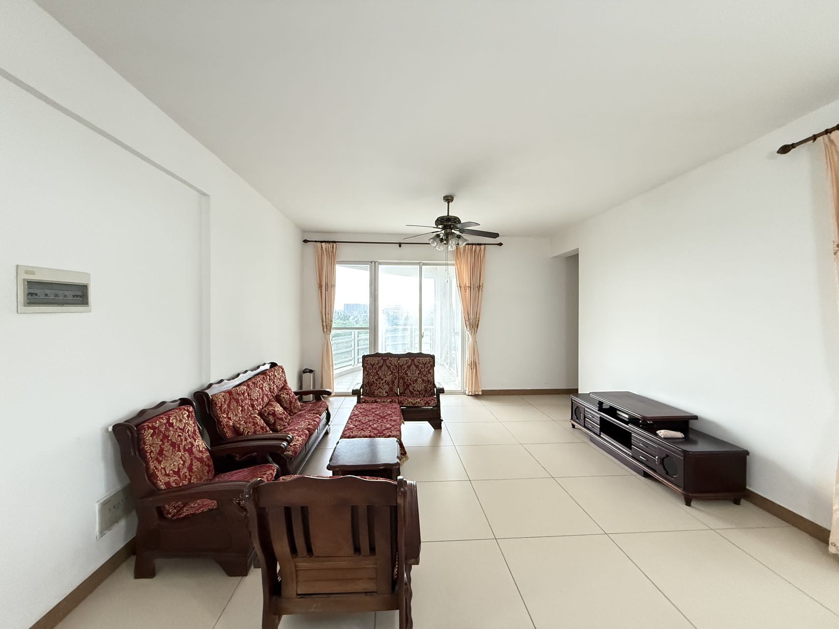 阳光西海岸三期南区(白云公寓（洋房区）  3室2厅2卫   2500.00元/月室内图1