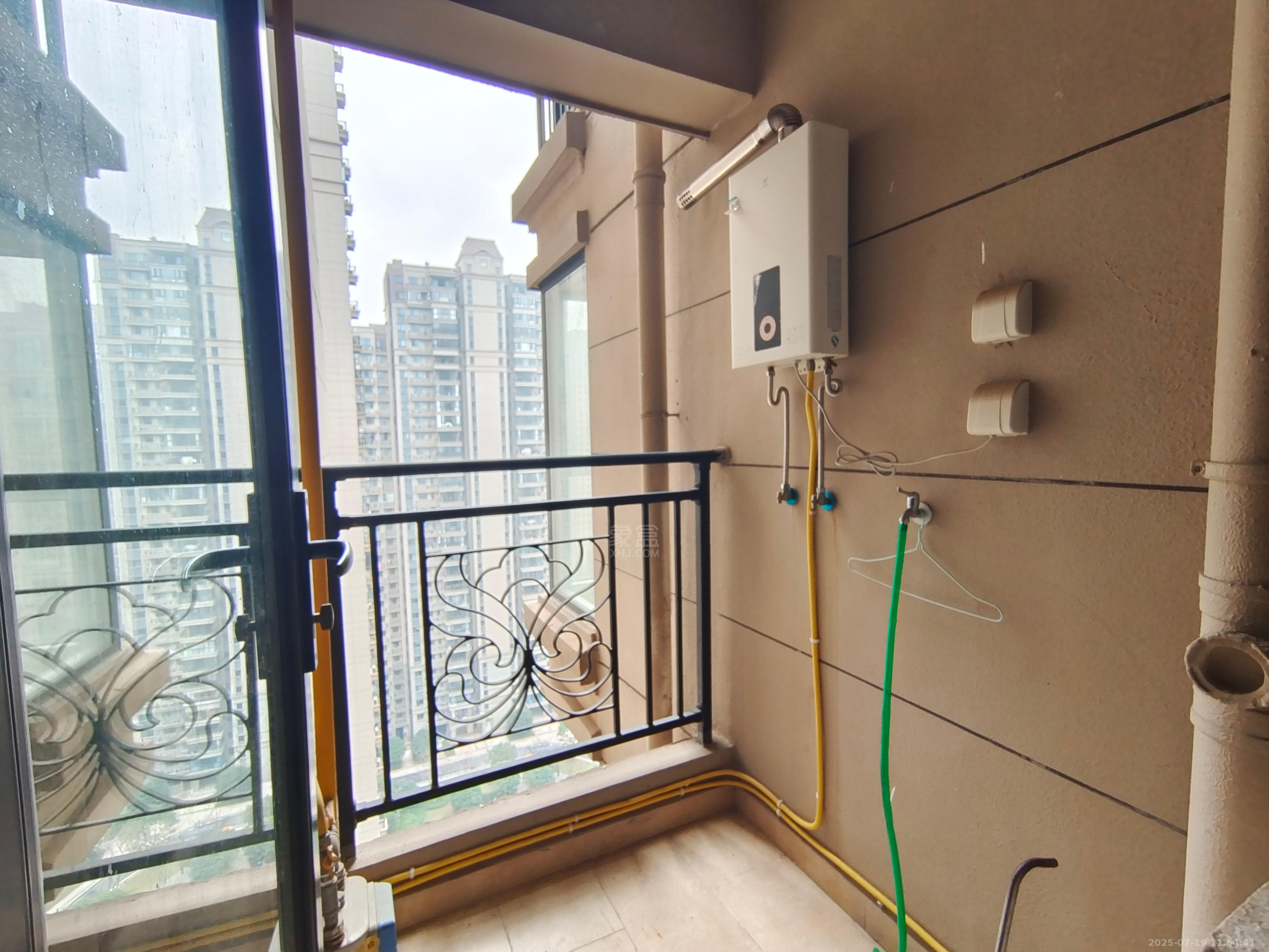 恒大华府 3室2厅1卫 2000.0元/月 恒大华府 3室2厅1卫 2000.0元/月室内图