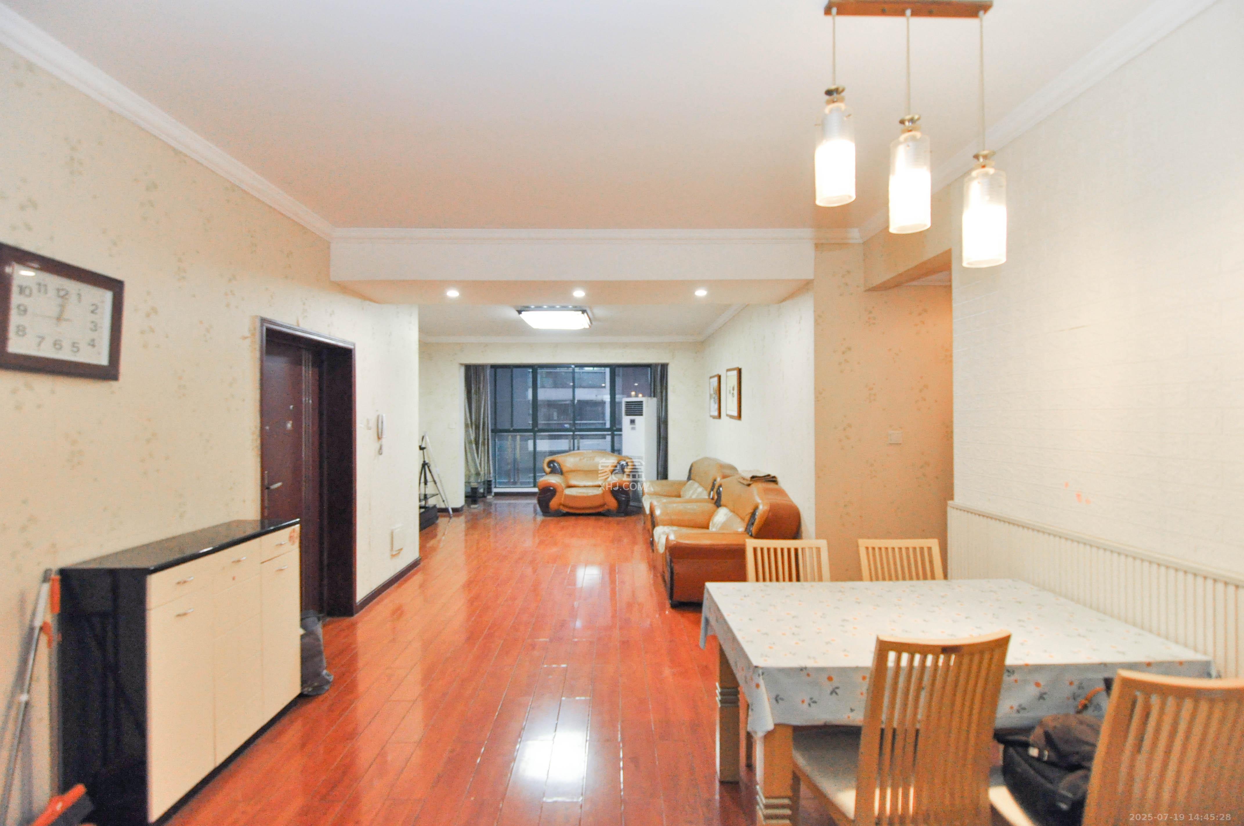 高鑫麓城 3室2厅2卫 125.0万 高鑫麓城 3室2厅2卫 125.0万客厅