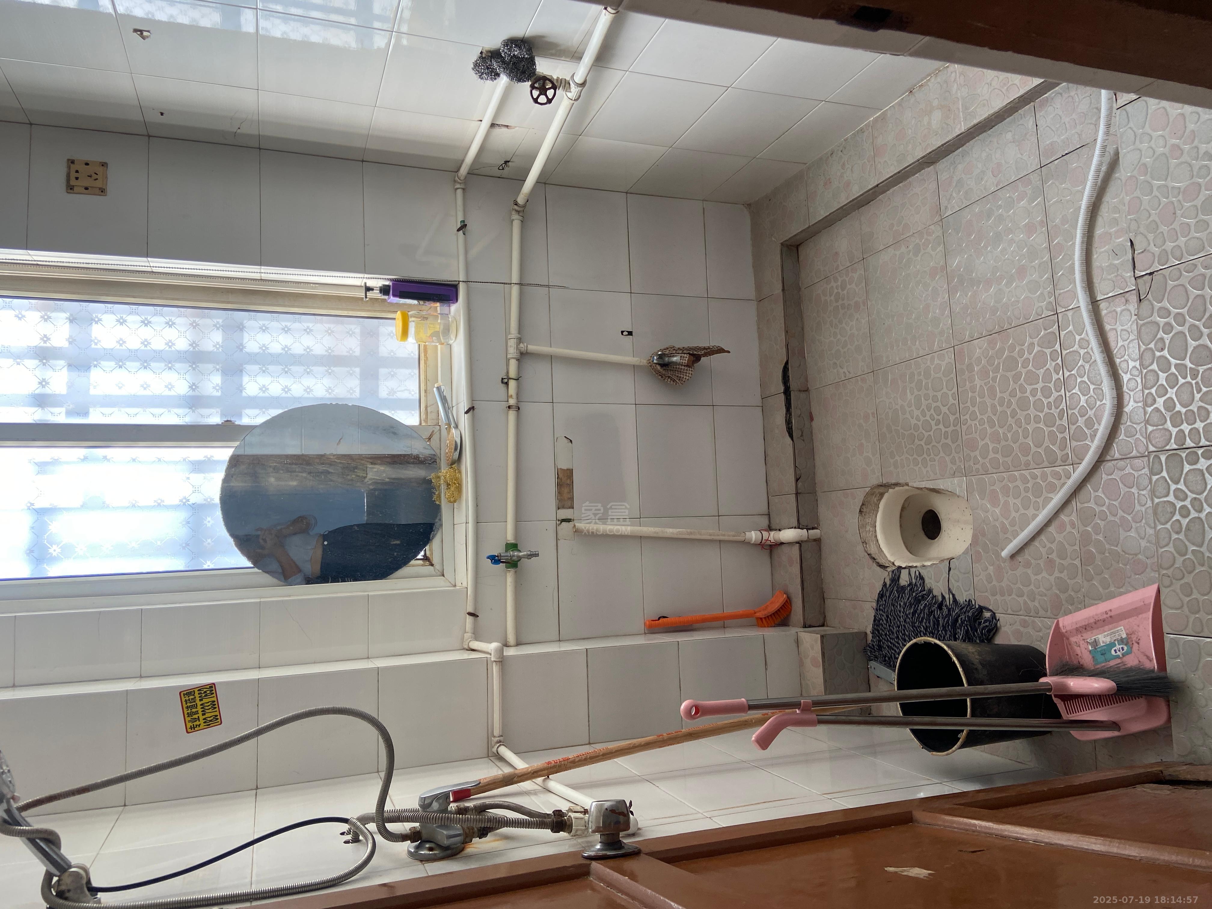 荷叶塘农贸市场综合楼 3室2厅1卫 1200.0元/月 荷叶塘农贸市场综合楼 3室2厅1卫 1200.0元/月室内图