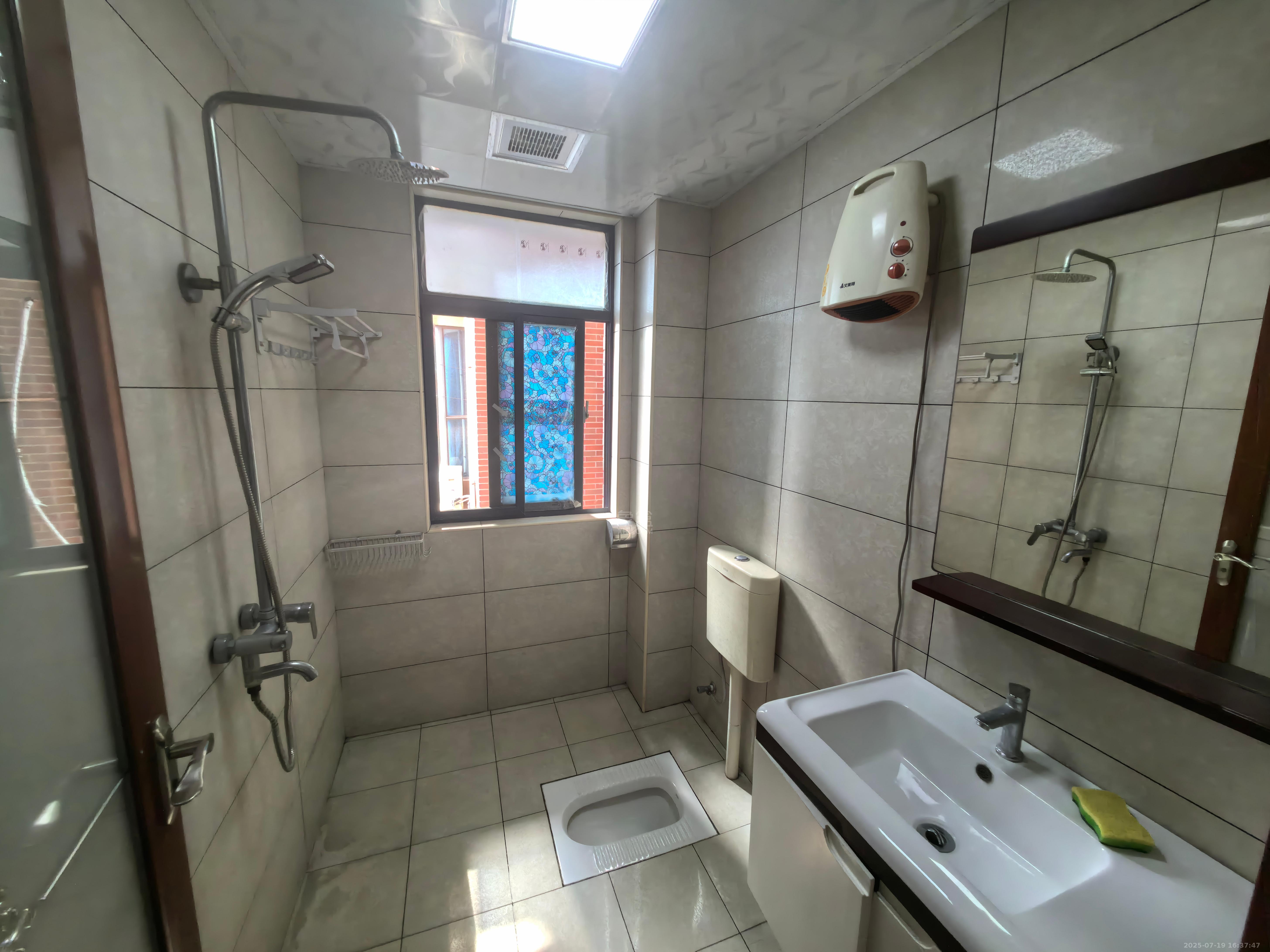 中央皇庭 2室1厅1卫 1300.0元/月 中央皇庭 2室1厅1卫 1300.0元/月室内图