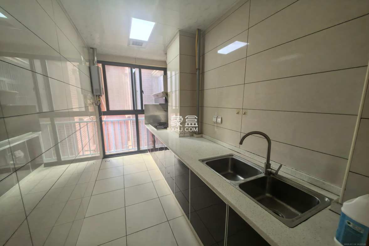 中央皇庭 2室1厅1卫 1300.0元/月 中央皇庭 2室1厅1卫 1300.0元/月室内图