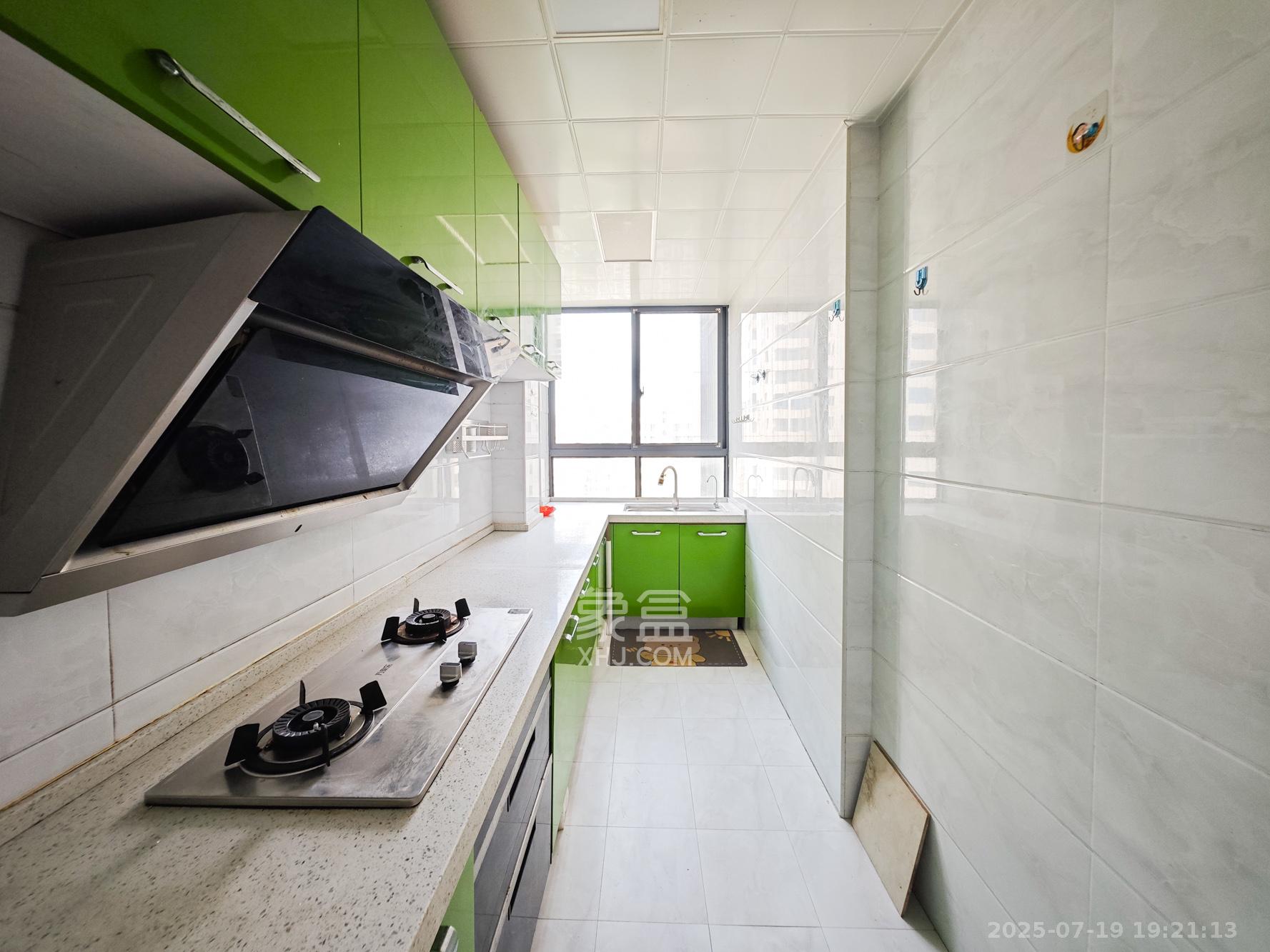 秀峰景园(领秀峰) 3室2厅2卫 75.0万 秀峰景园(领秀峰) 3室2厅2卫 75.0万厨房