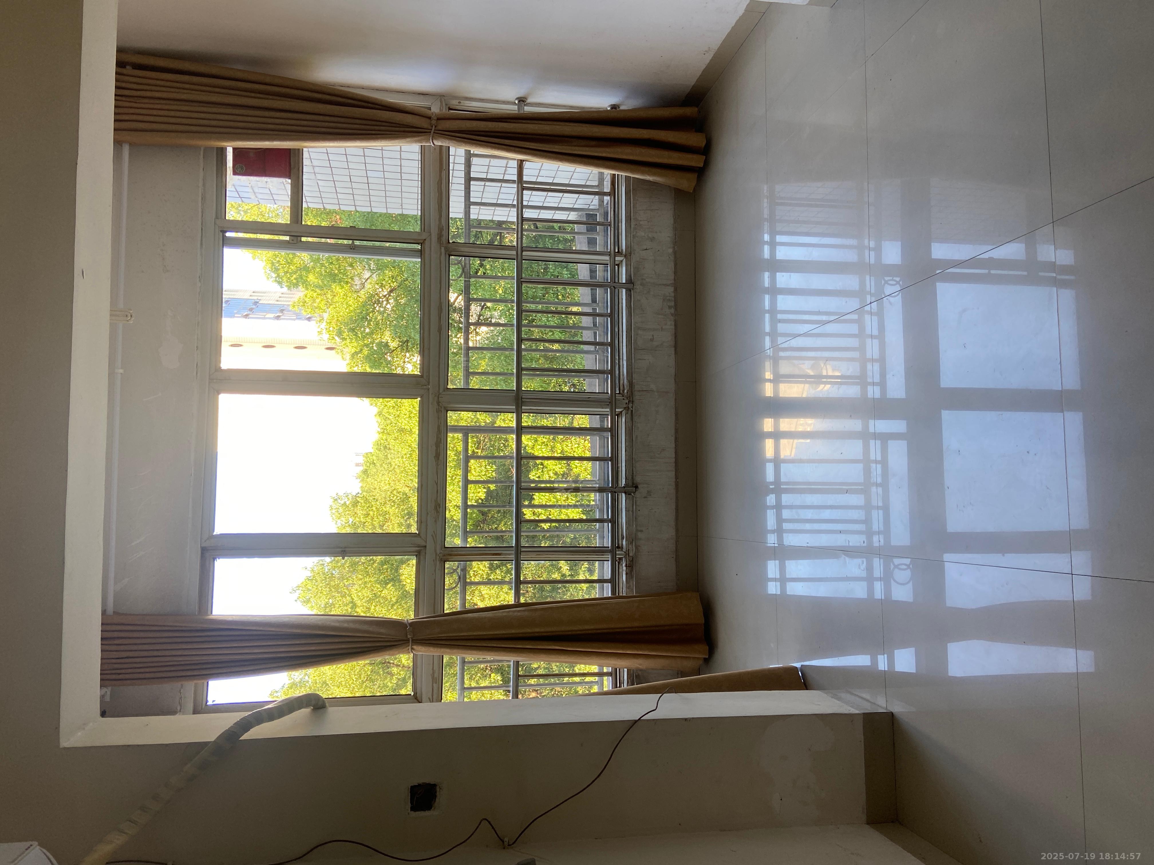 荷叶塘农贸市场综合楼 3室2厅1卫 1200.0元/月 荷叶塘农贸市场综合楼 3室2厅1卫 1200.0元/月室内图