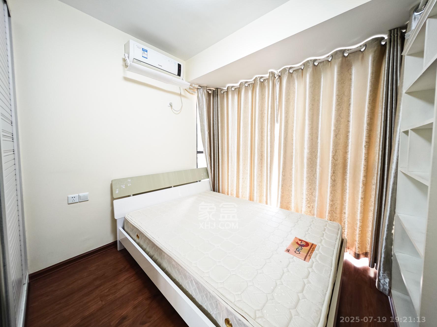 秀峰景园（领秀峰）  3室2厅2卫    75.0万卧室