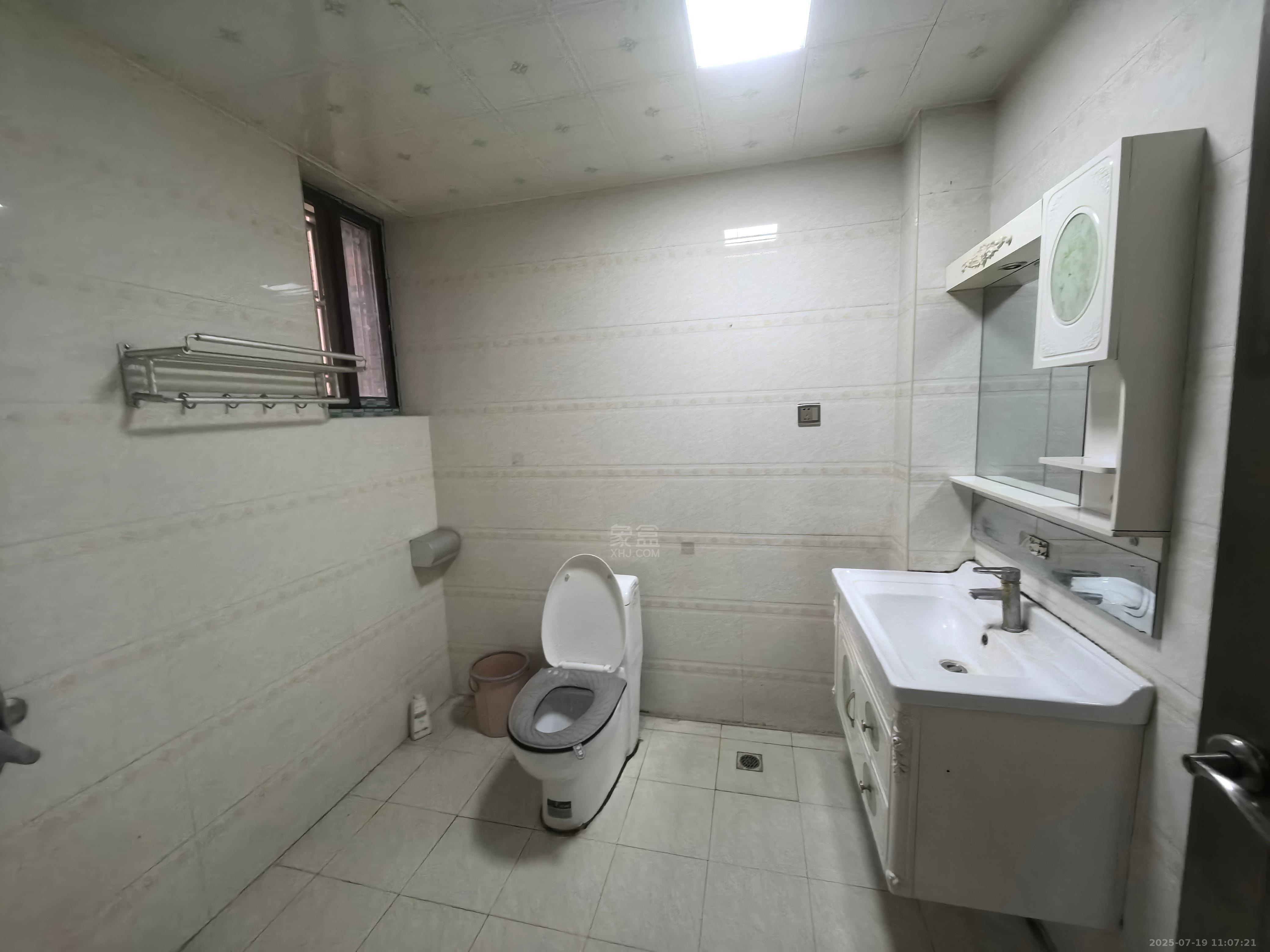 响塘安置小区  3室1厅1卫    1200.0元/月 响塘安置小区  3室1厅1卫    1200.0元/月室内图