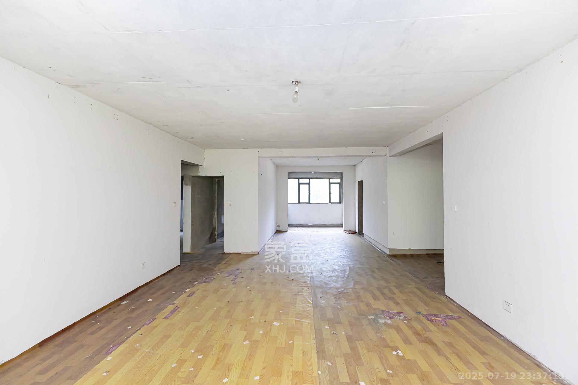 金湘苑(星澜之悦) 4室2厅1卫 136.8万 金湘苑(星澜之悦) 4室2厅1卫 136.8万客厅