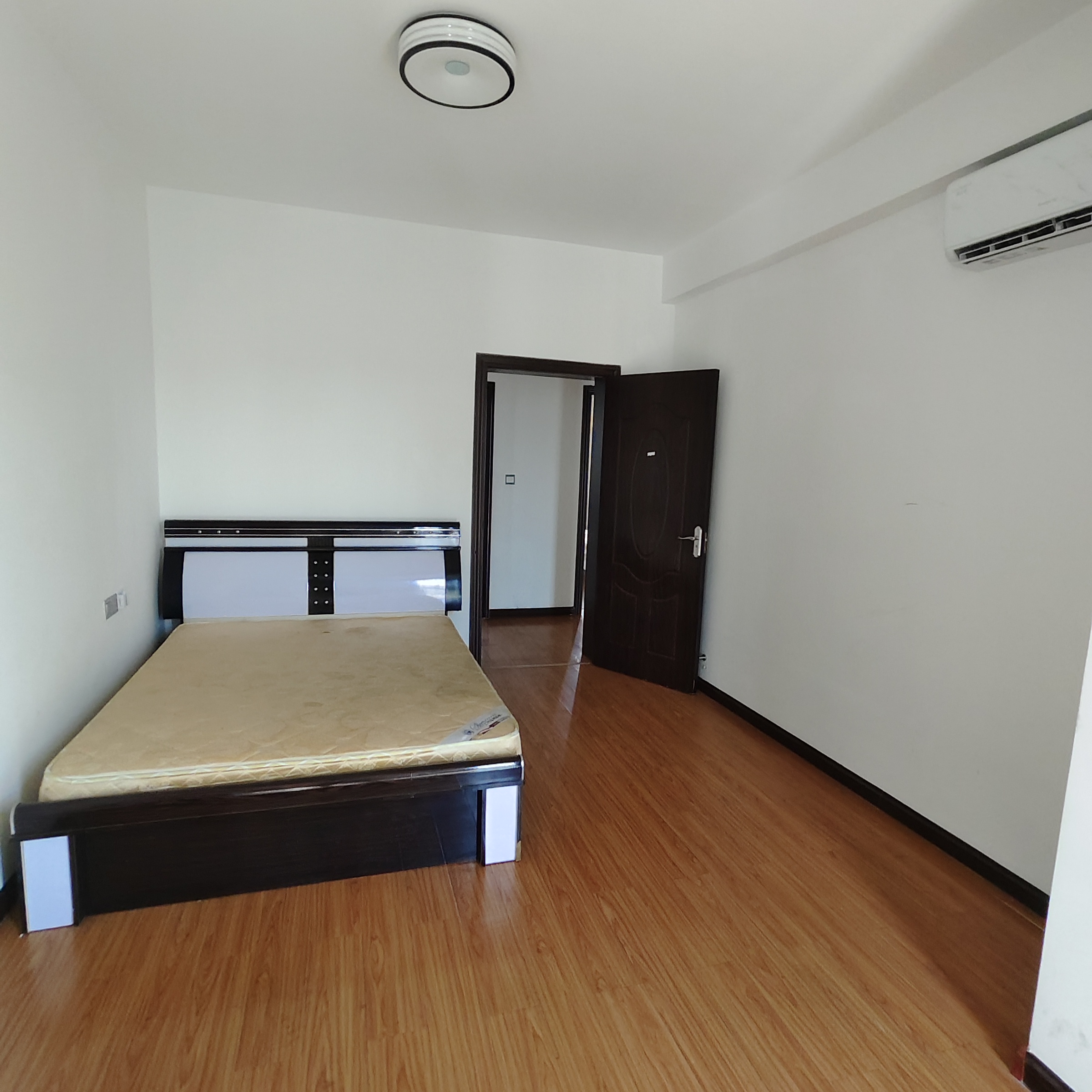 华新苑 3室2厅2卫 2000.0元/月 华新苑 3室2厅2卫 2000.0元/月室内图