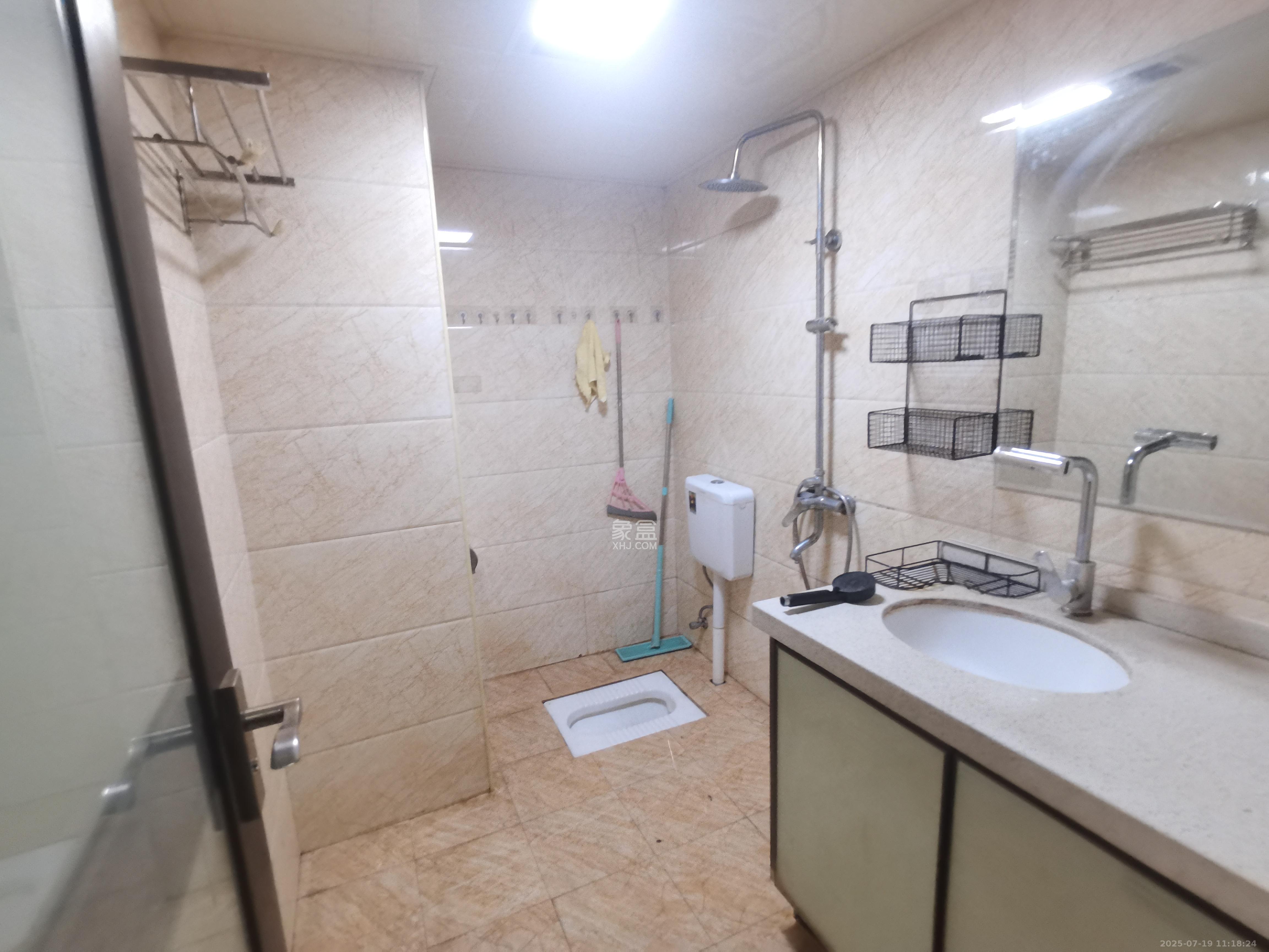 天下一家 2室2厅1卫 2300.0元/月 天下一家 2室2厅1卫 2300.0元/月室内图