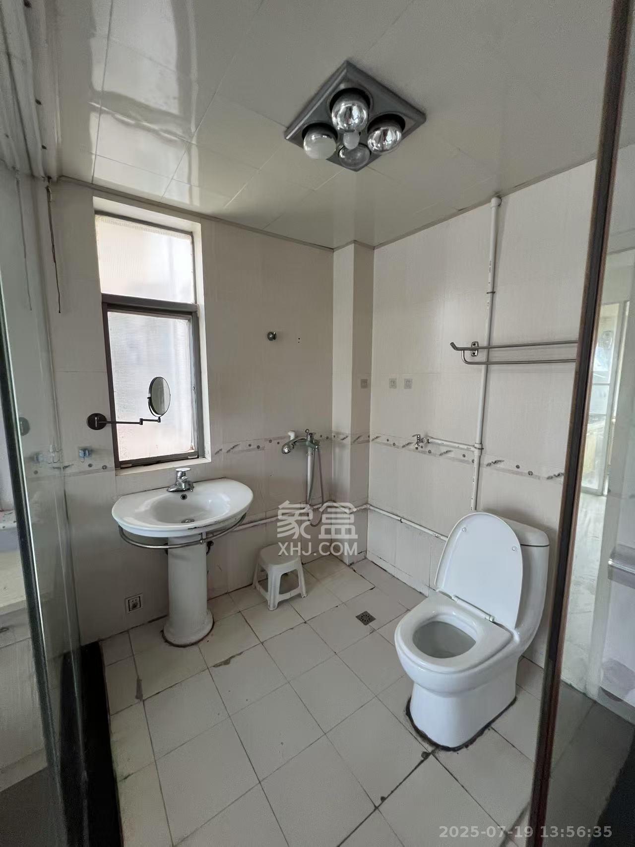 芙蓉苑 4室2厅2卫 2700.0元/月 芙蓉苑 4室2厅2卫 2700.0元/月室内图