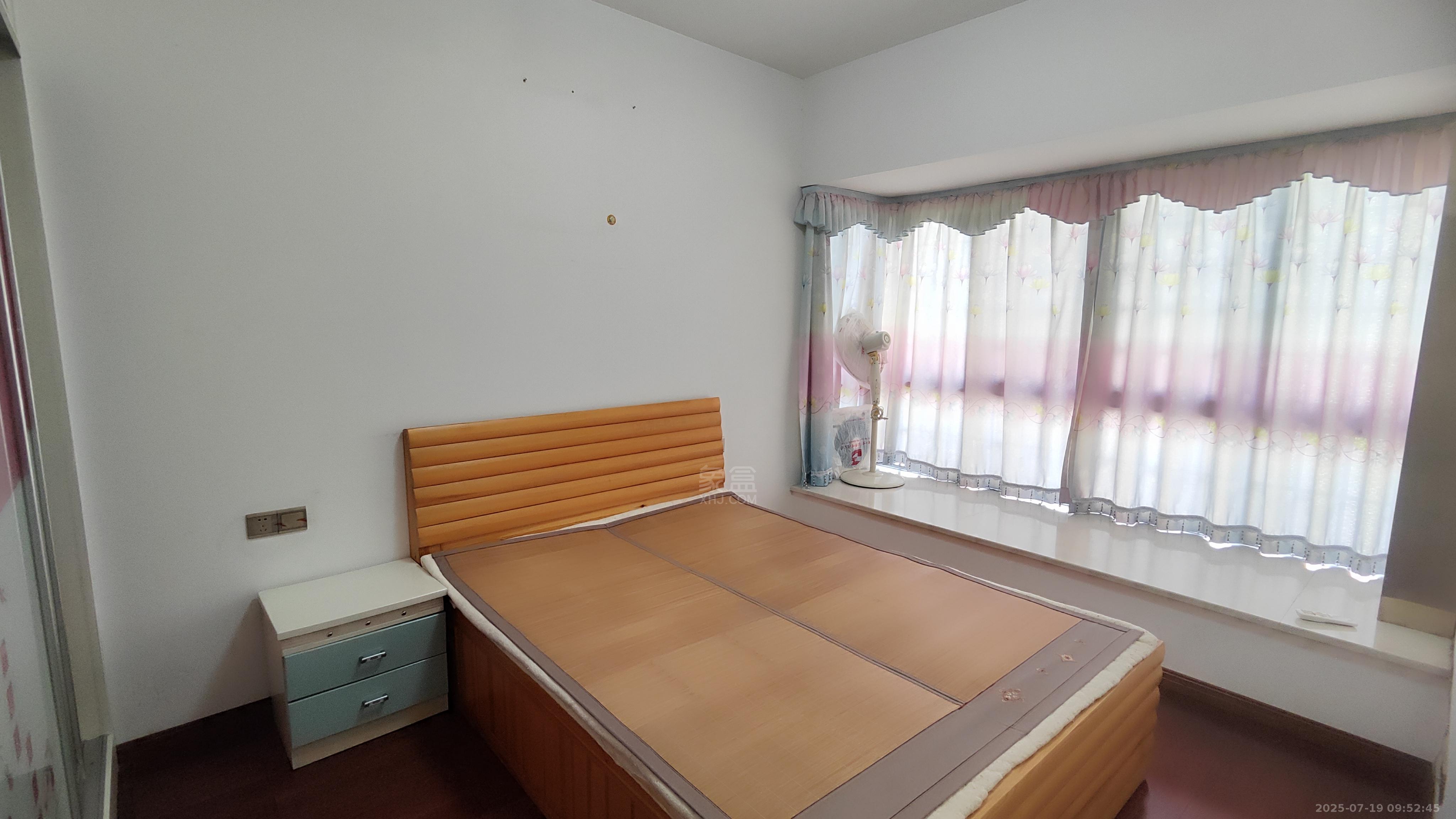 美的城一期  3室2厅2卫   1700.00元/月室内图