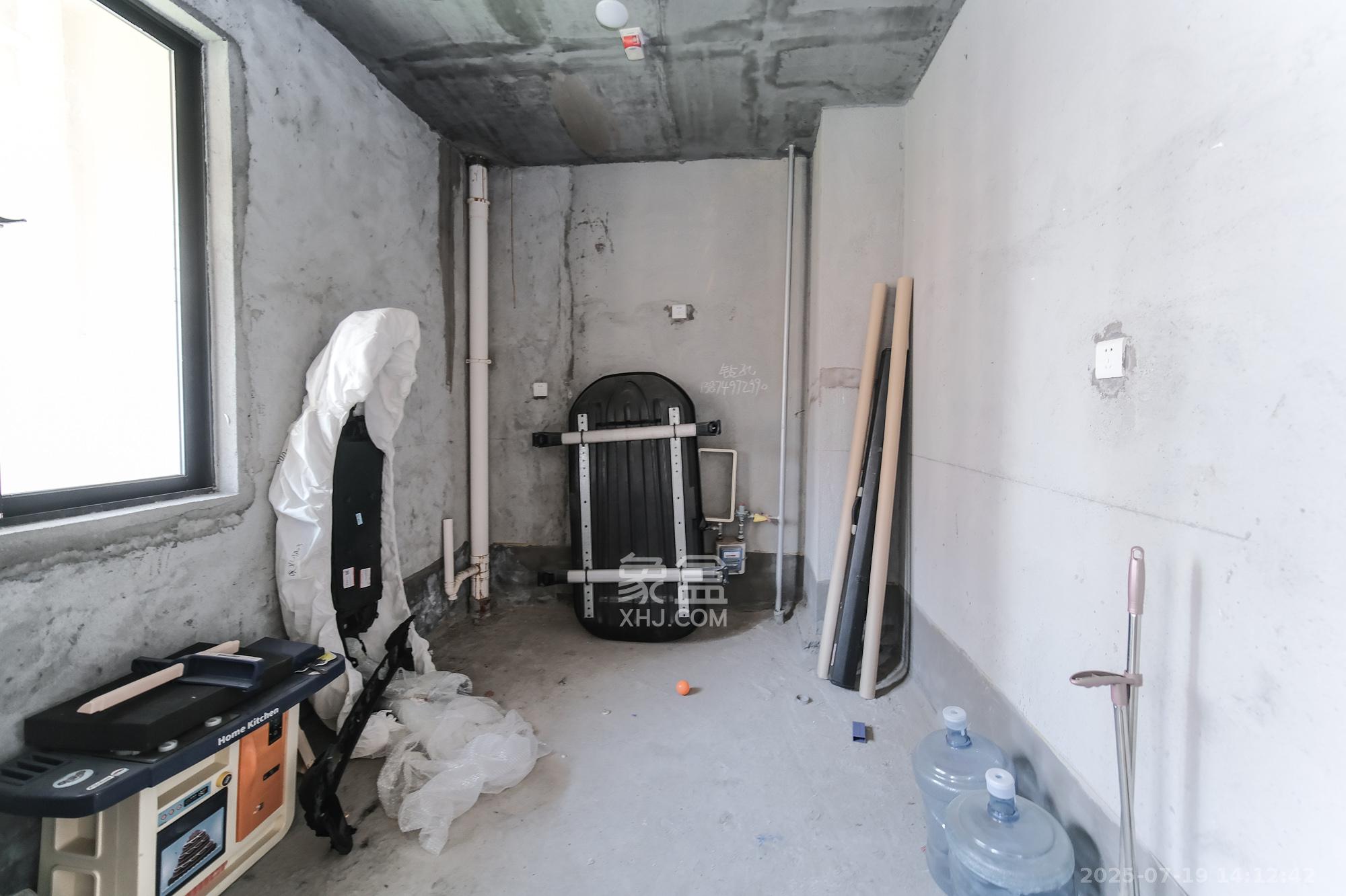 三一街区  3室2厅2卫   81.00万厨房