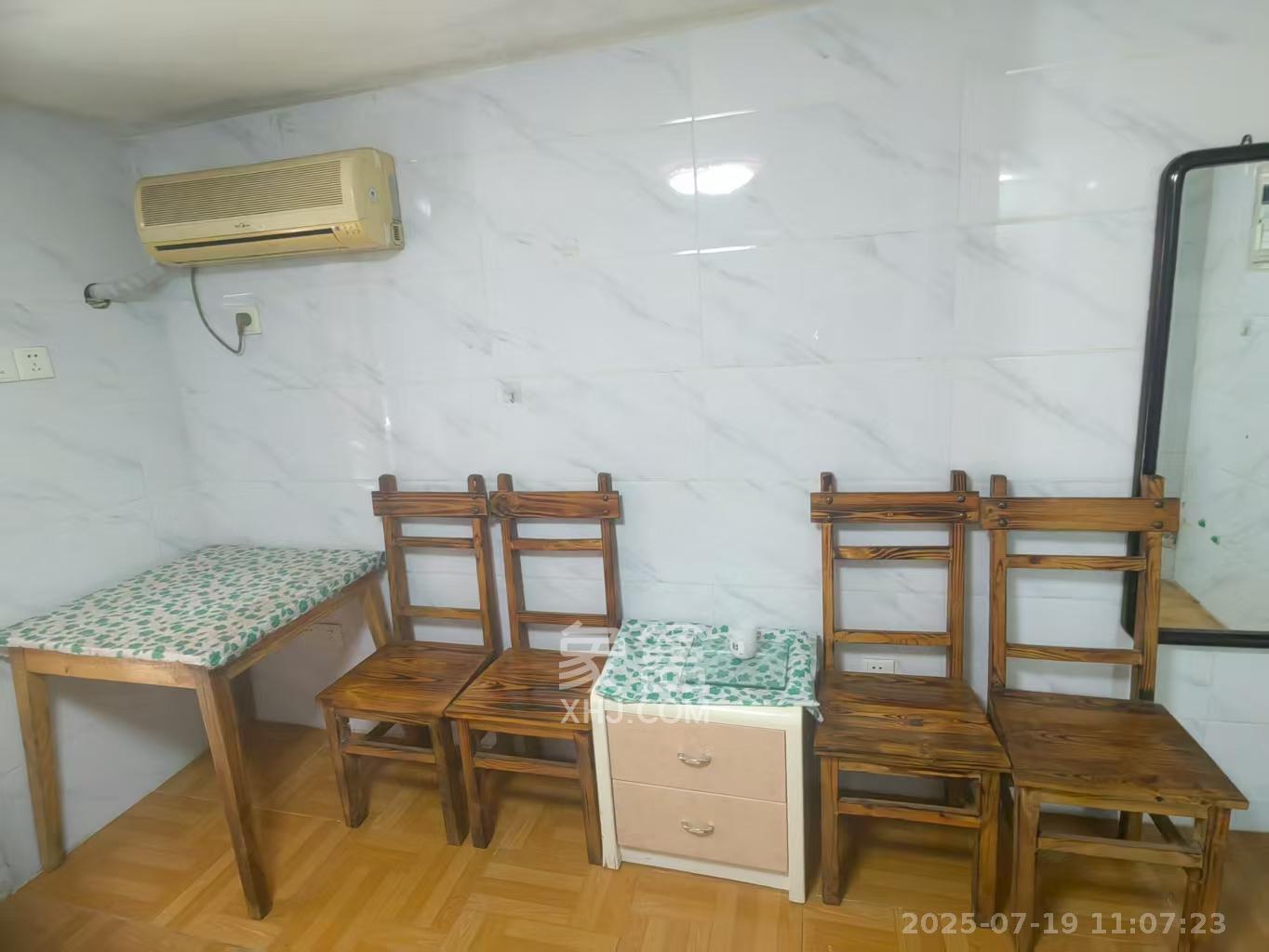 税务专科教职工宿舍(红叶小区)  1室1厅1卫    620.0元/月 税务专科教职工宿舍(红叶小区)  1室1厅1卫    620.0元/月室内图1