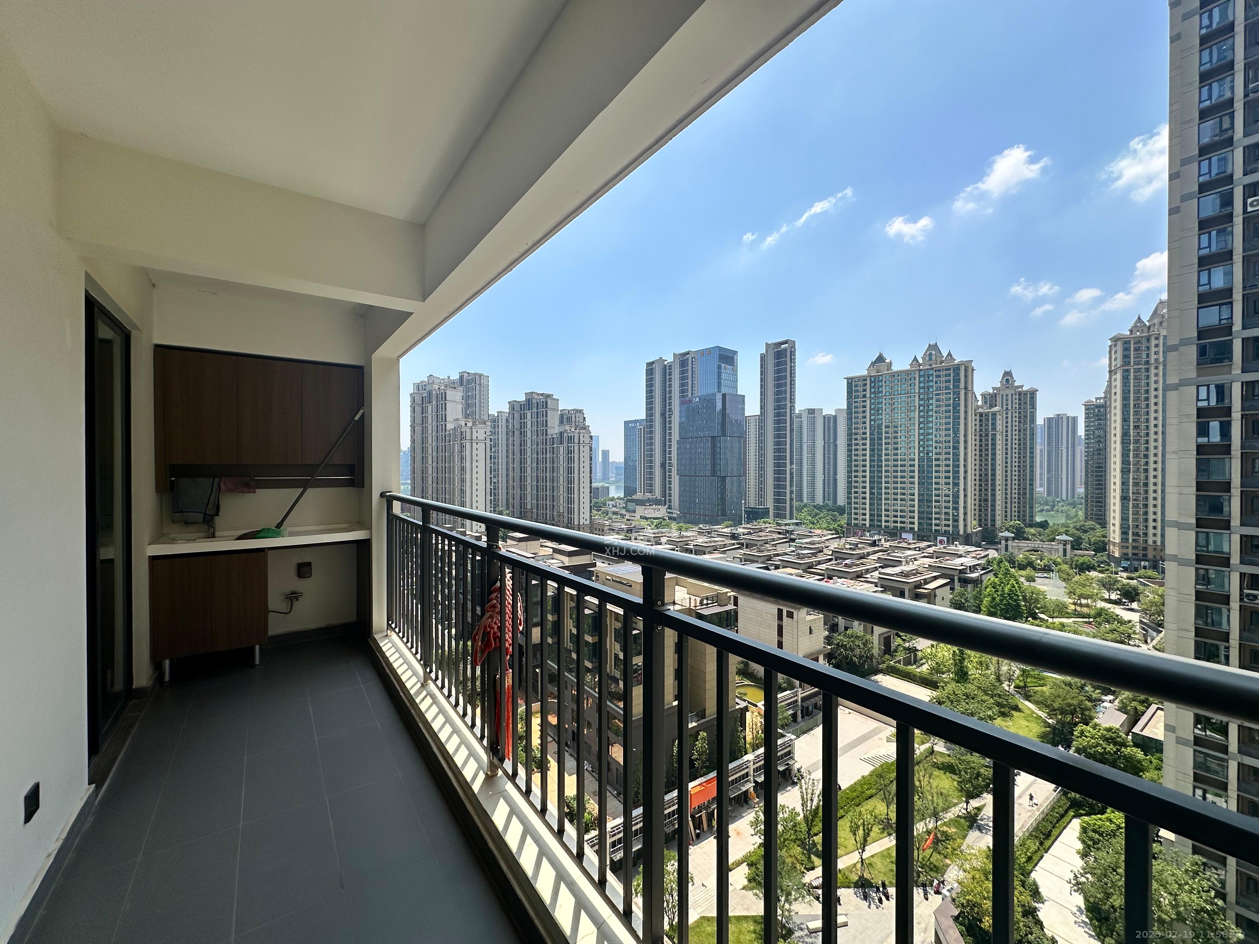 卓越中寰  4室2厅2卫    5800.0元/月 卓越中寰  4室2厅2卫    5800.0元/月室内图