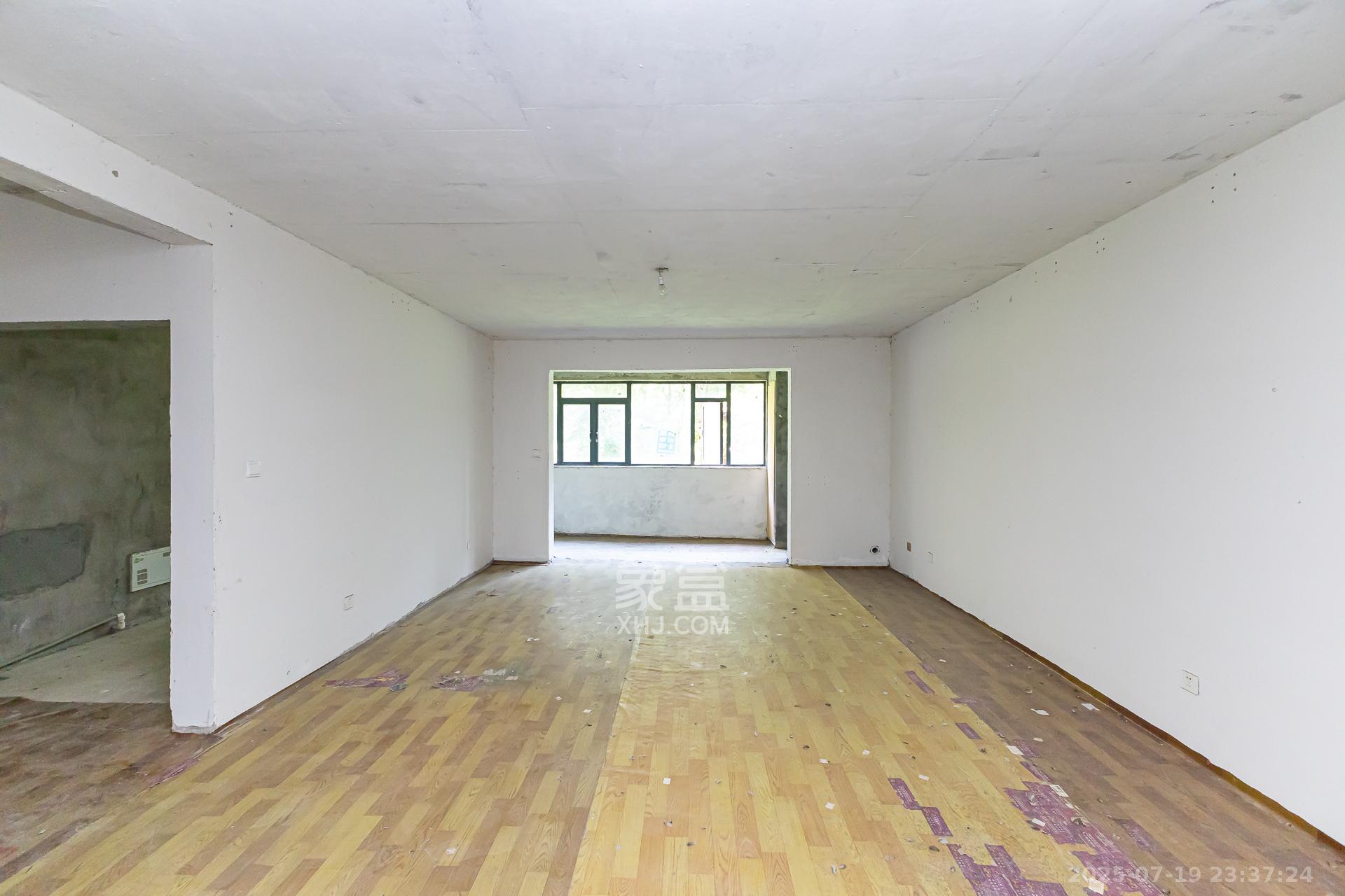 金湘苑(星澜之悦) 4室2厅1卫 136.8万 金湘苑(星澜之悦) 4室2厅1卫 136.8万客厅