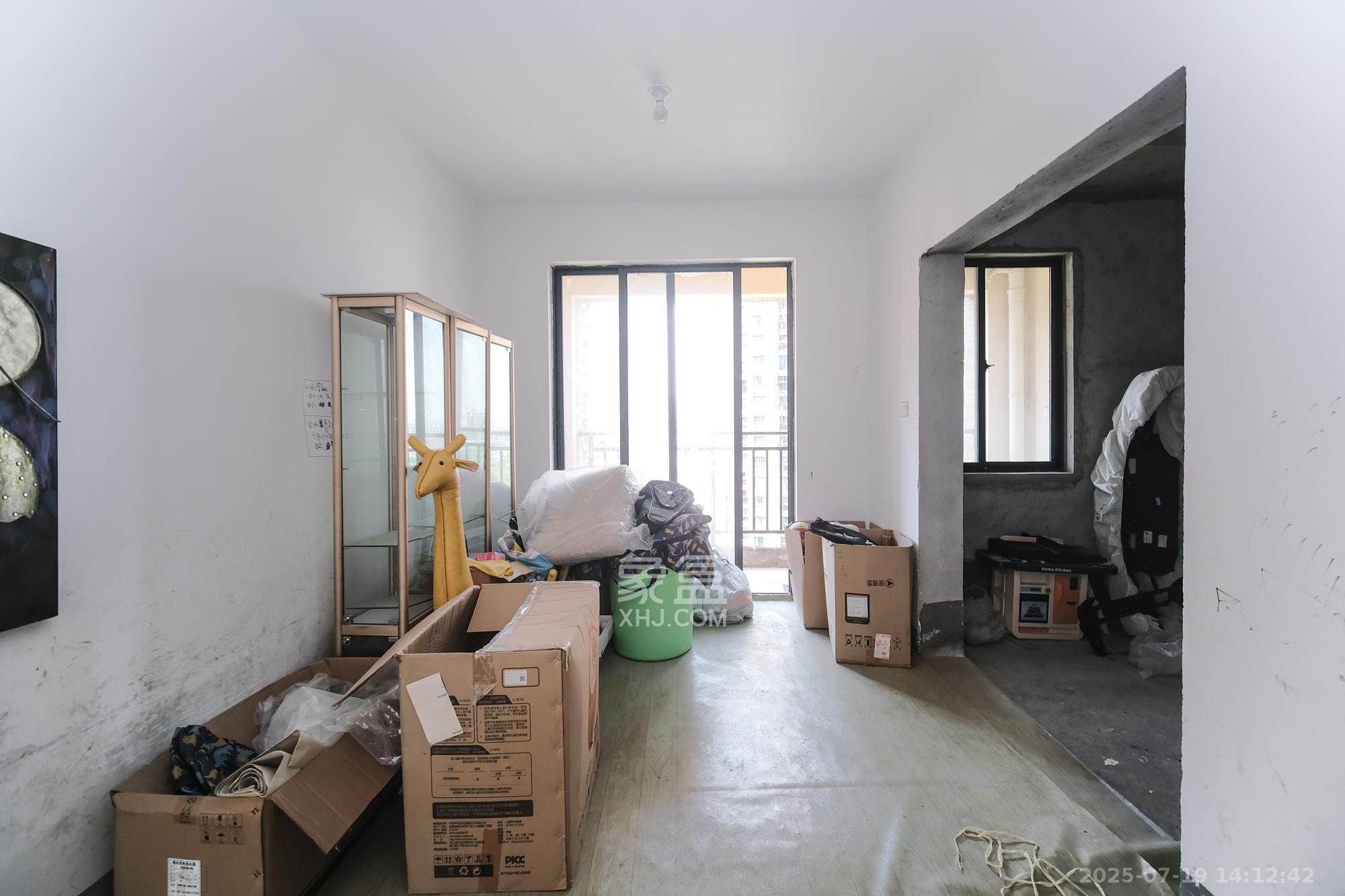 三一街区  3室2厅2卫   81.00万客厅