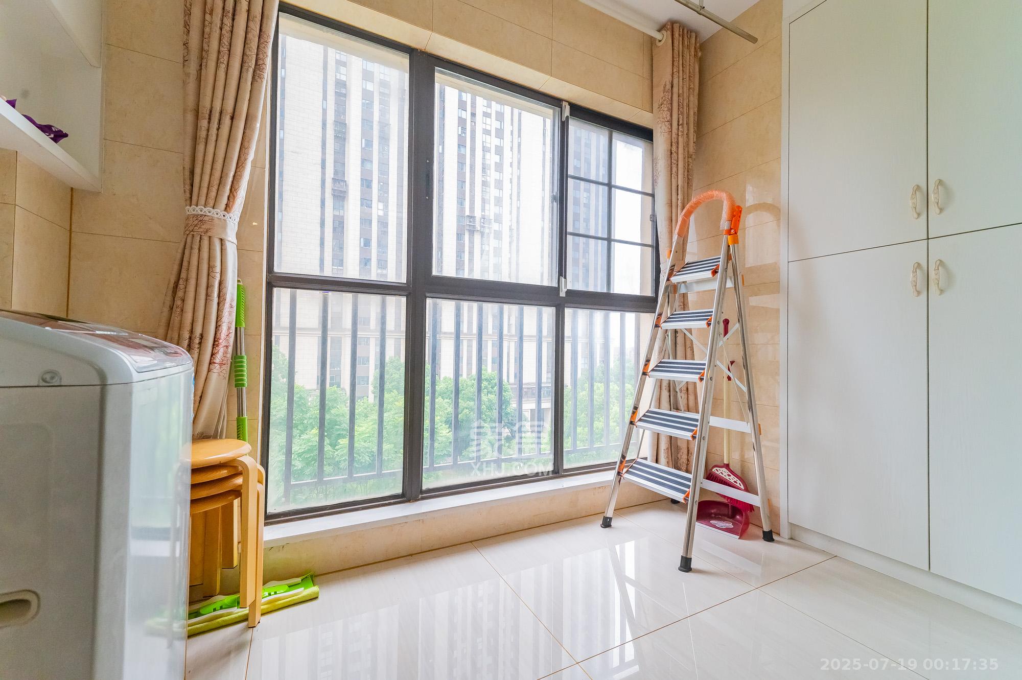 星湖湾一期高层  3室2厅1卫    76.8万阳台