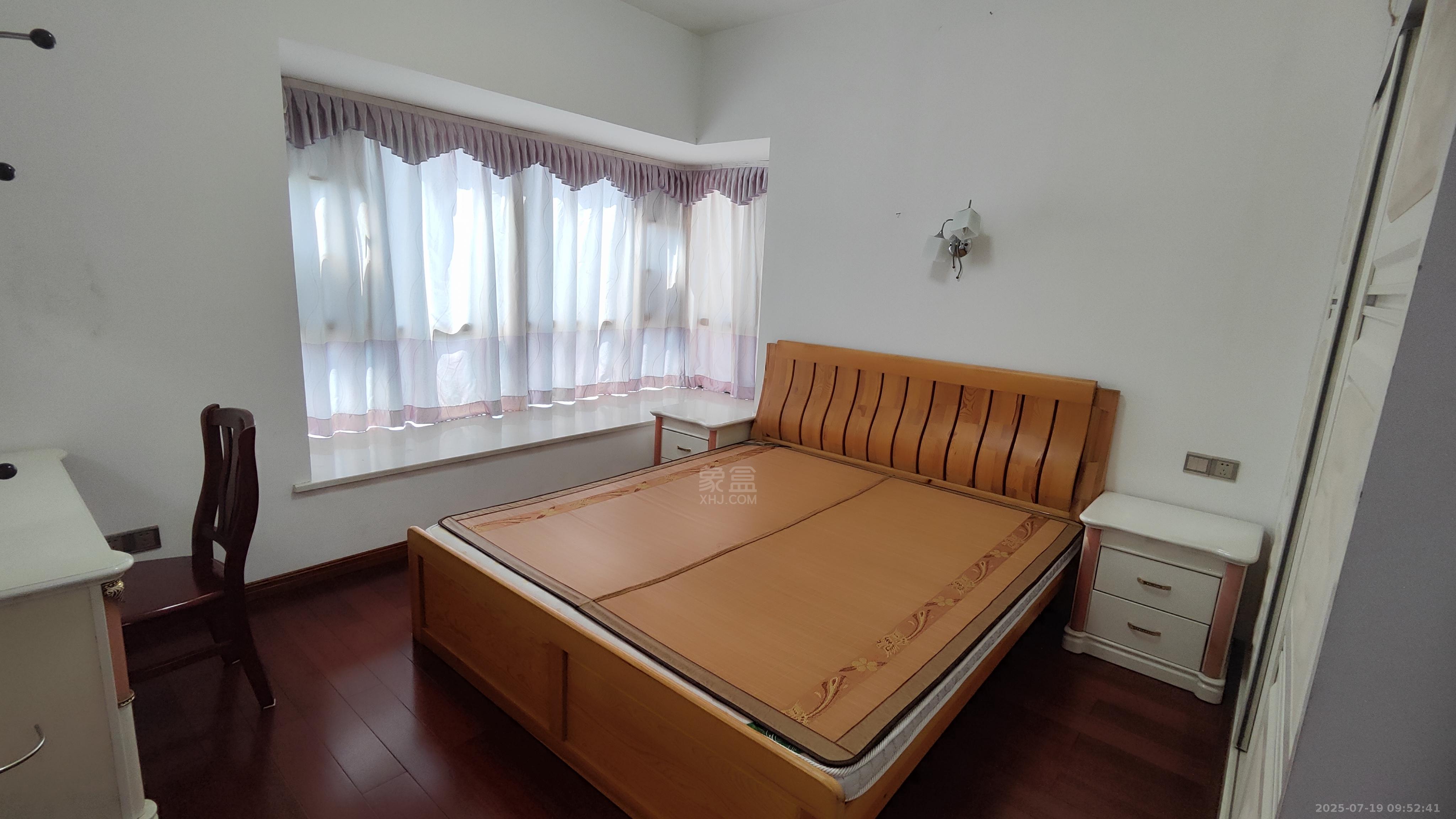 美的城一期  3室2厅2卫   1700.00元/月室内图