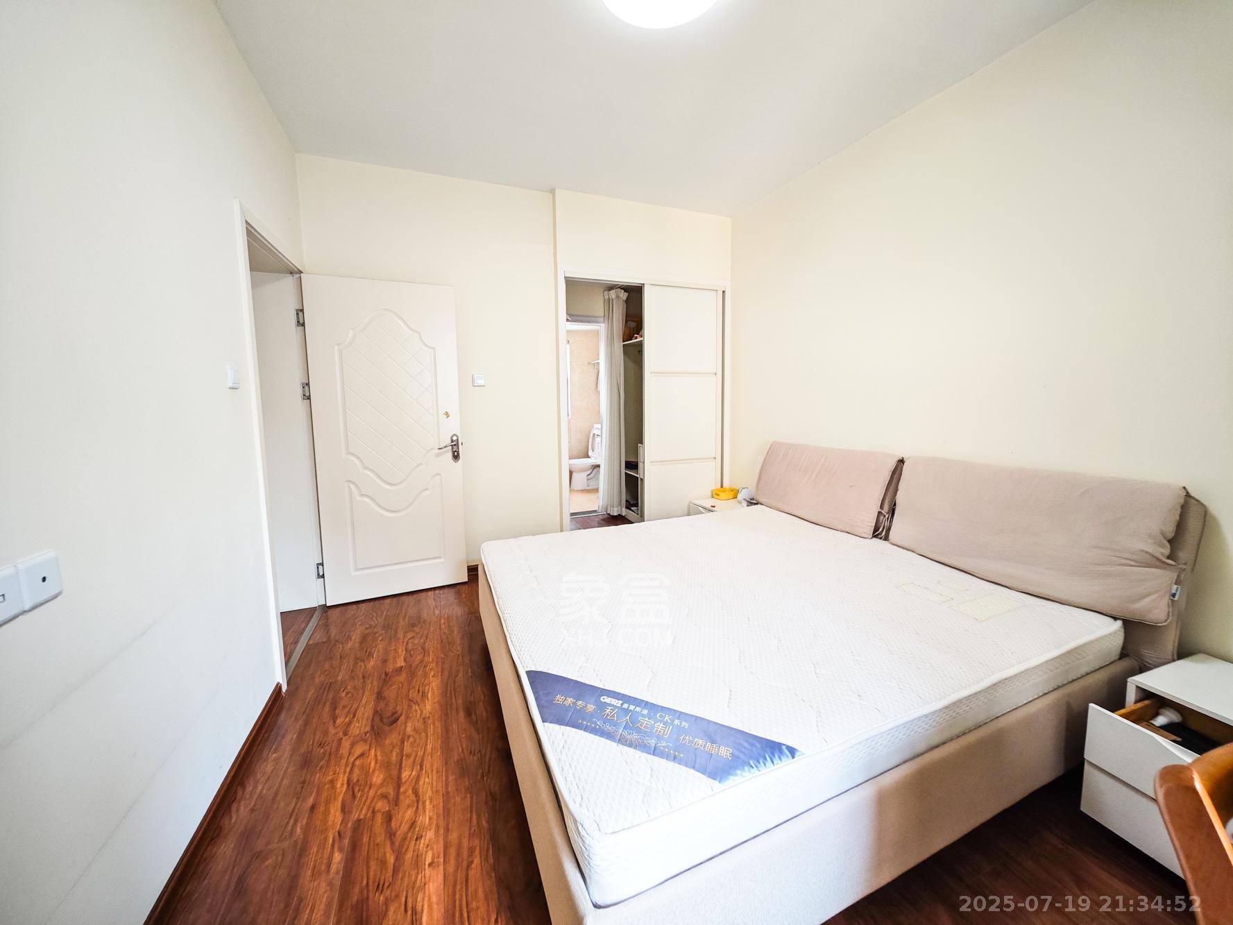 秀峰景园（领秀峰）  3室2厅2卫    75.0万卧室