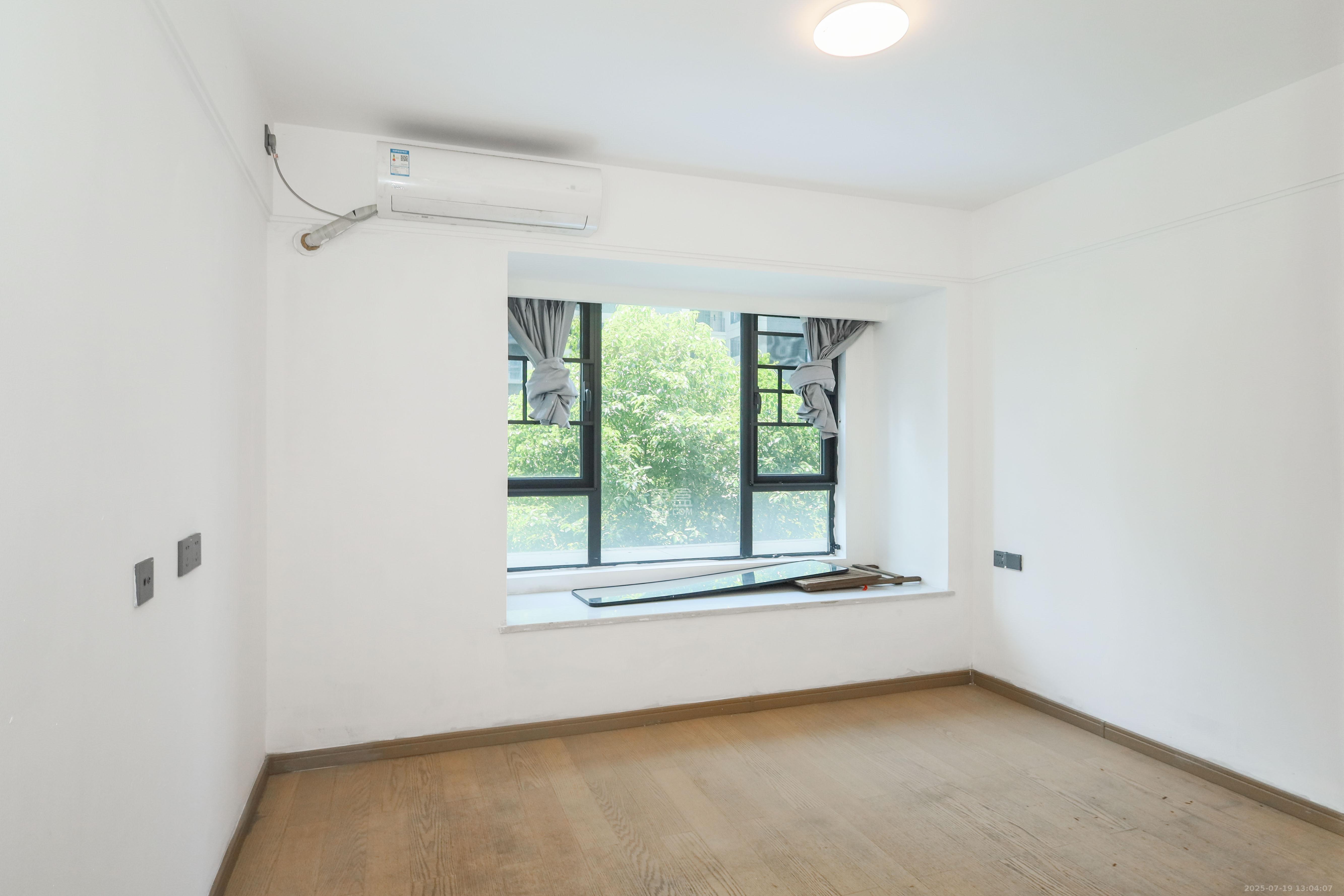 爱家当代境 4室2厅2卫 170.0万 爱家当代境 4室2厅2卫 170.0万卧室