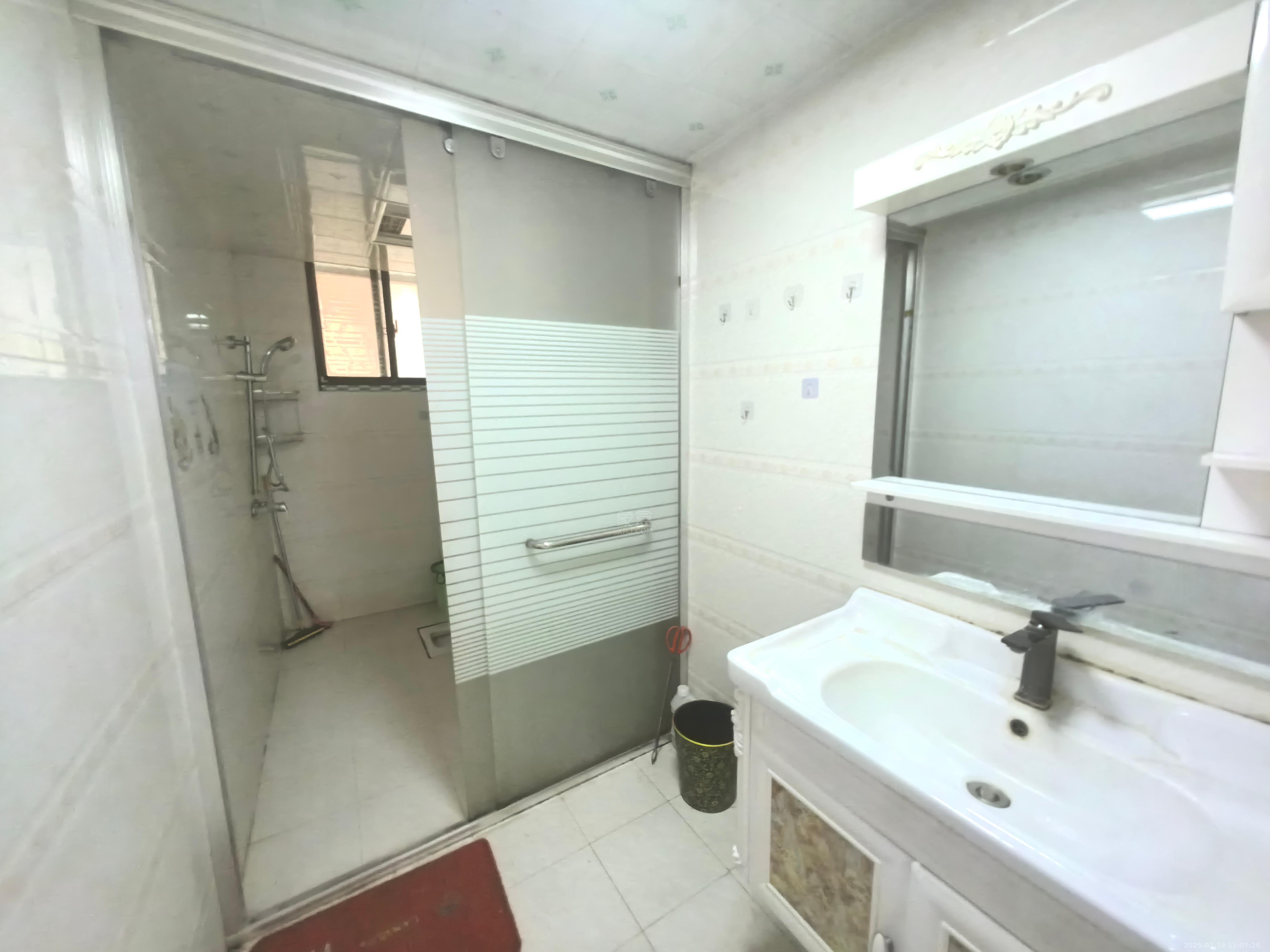 响塘安置小区  3室1厅1卫    1200.0元/月 响塘安置小区  3室1厅1卫    1200.0元/月室内图