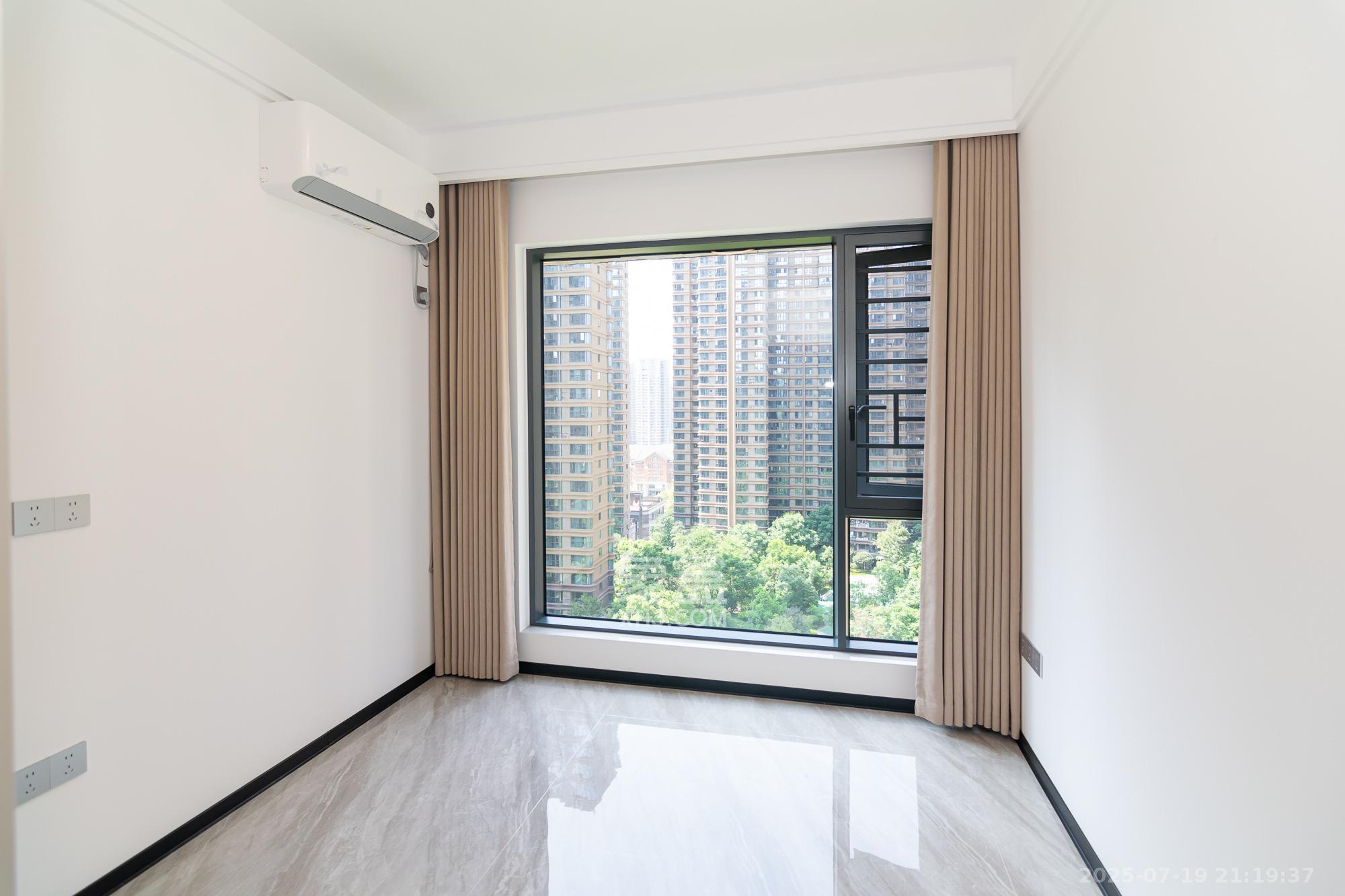 润和美郡(润和紫郡五期)  4室2厅2卫    135.0万 润和美郡(润和紫郡五期)  4室2厅2卫    135.0万卧室