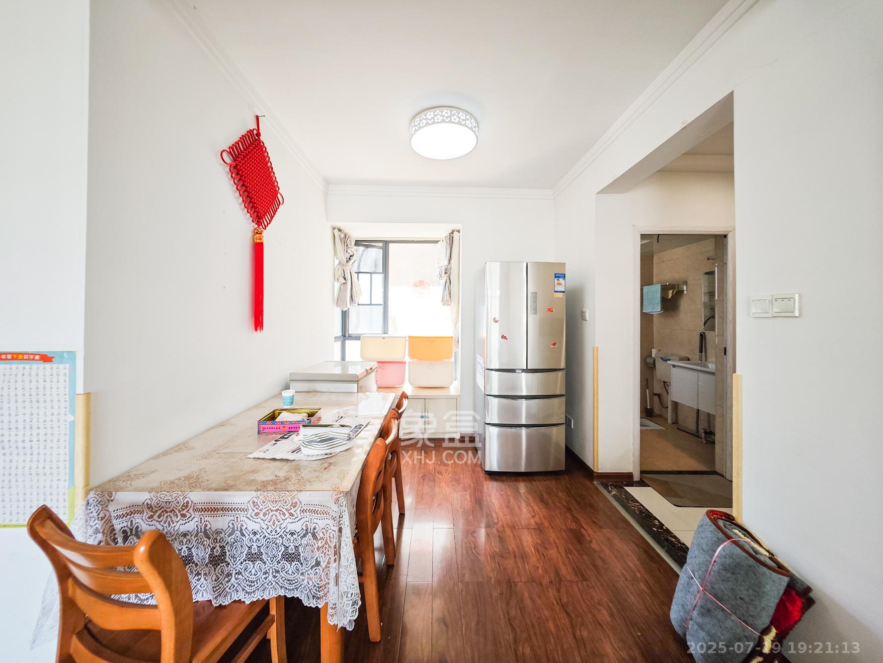 秀峰景园（领秀峰）  3室2厅2卫    75.0万客厅