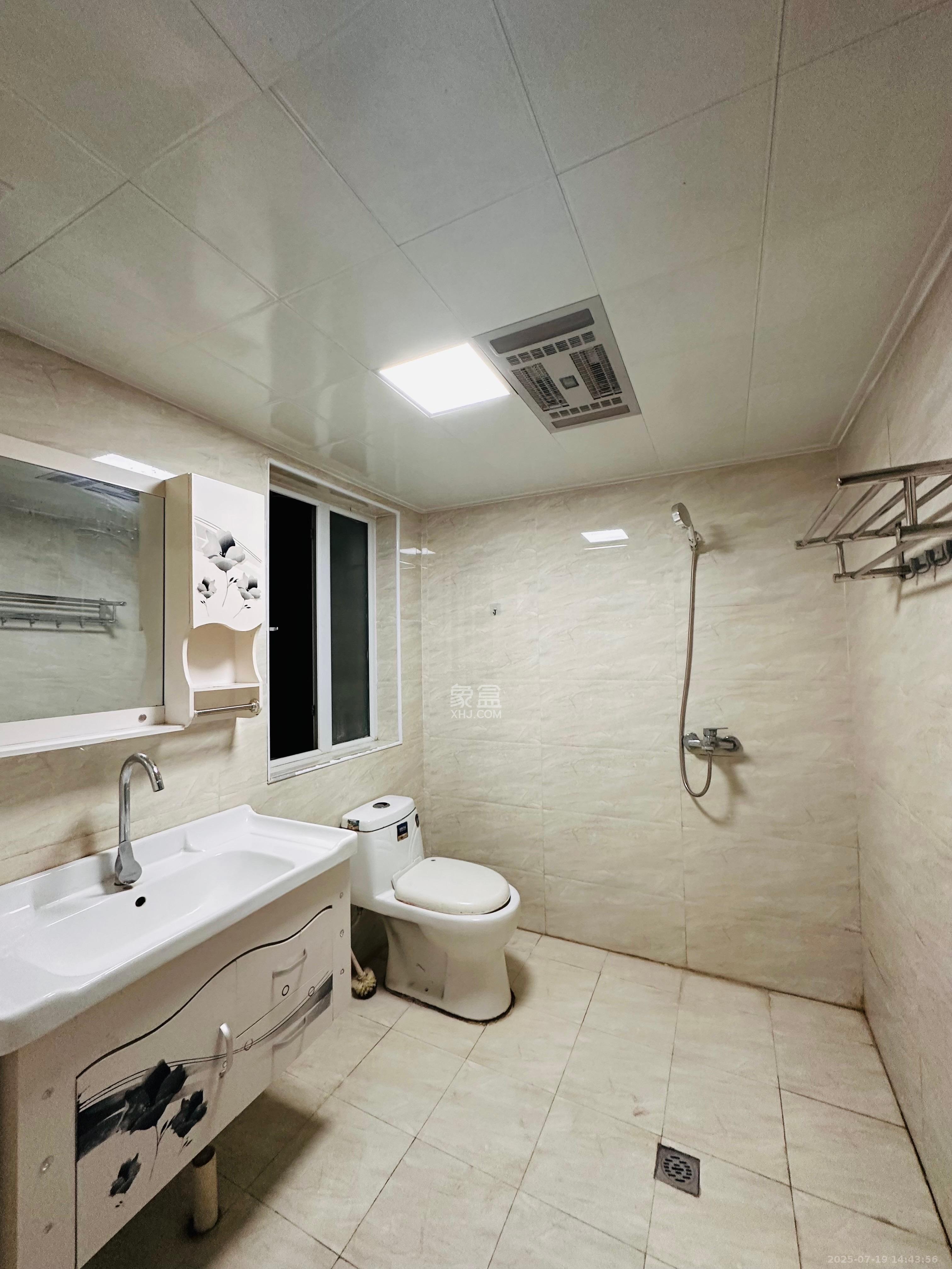 丽发新城 3室2厅2卫 2200.0元/月 丽发新城 3室2厅2卫 2200.0元/月室内图