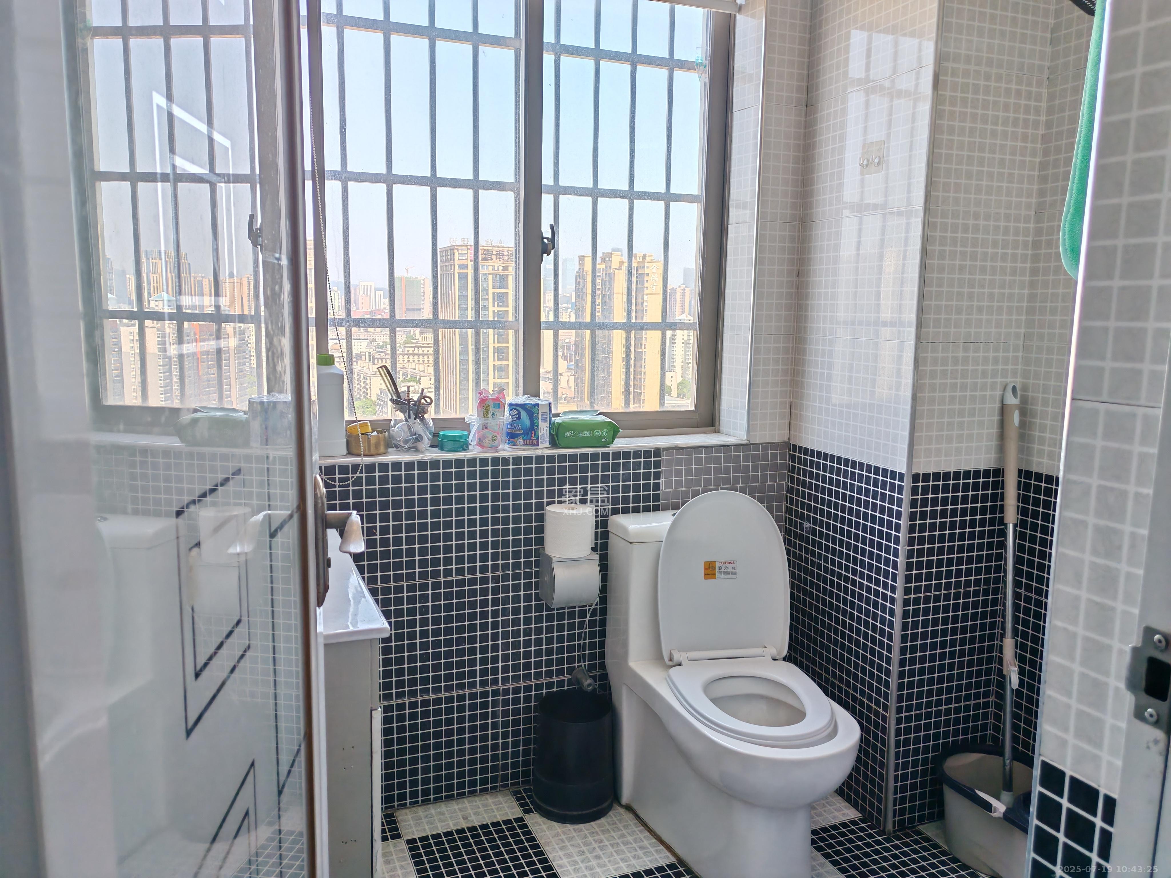 汇达国际公馆(汇达大厦) 3室2厅1卫 2300.0元/月 汇达国际公馆(汇达大厦) 3室2厅1卫 2300.0元/月室内图