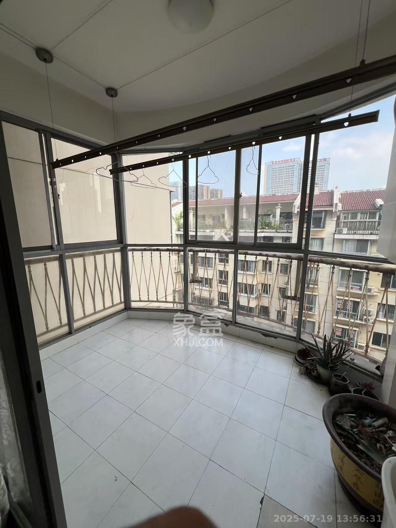 芙蓉苑 4室2厅2卫 2700.0元/月 芙蓉苑 4室2厅2卫 2700.0元/月室内图