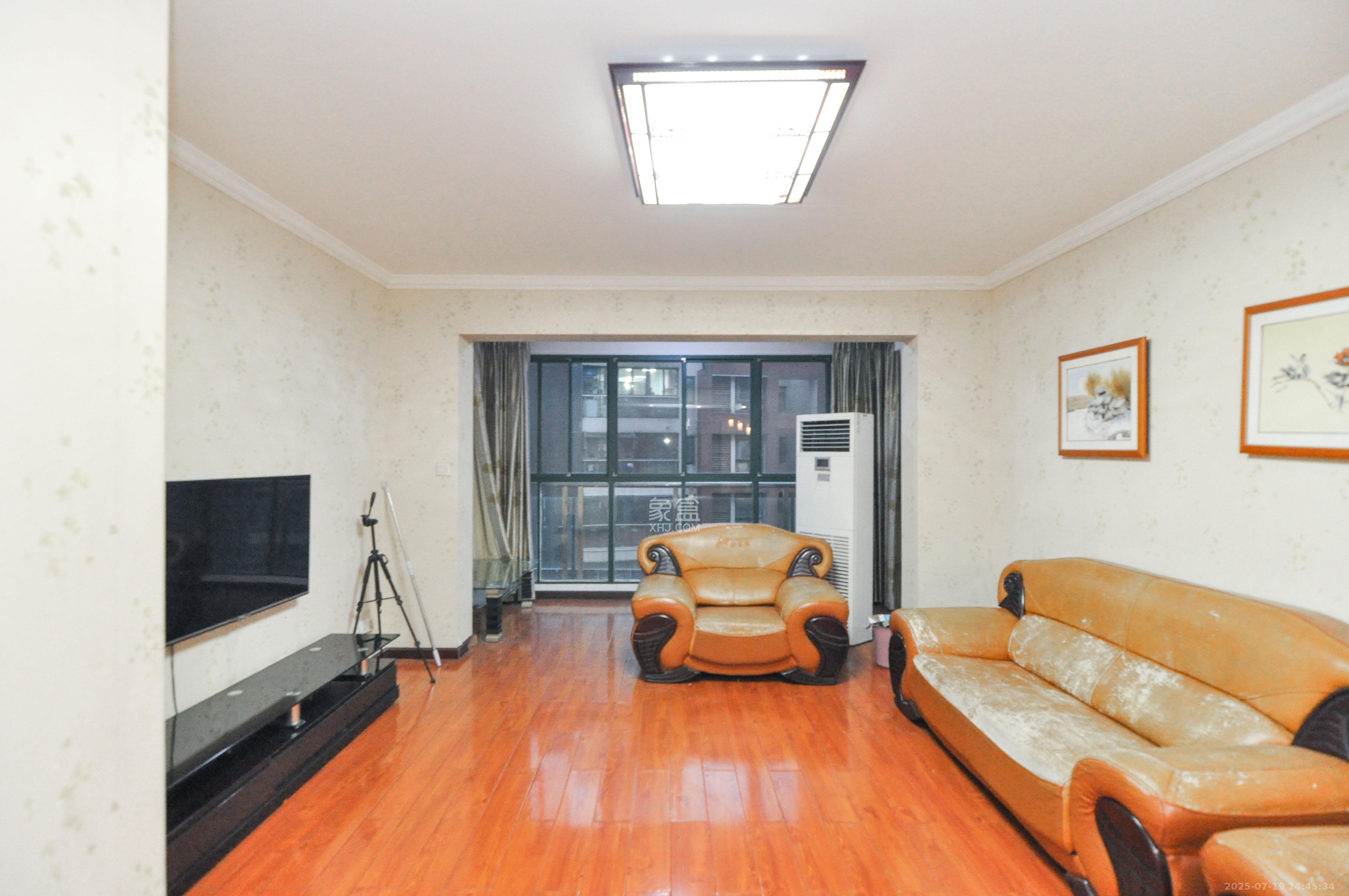 高鑫麓城 3室2厅2卫 125.0万 高鑫麓城 3室2厅2卫 125.0万客厅