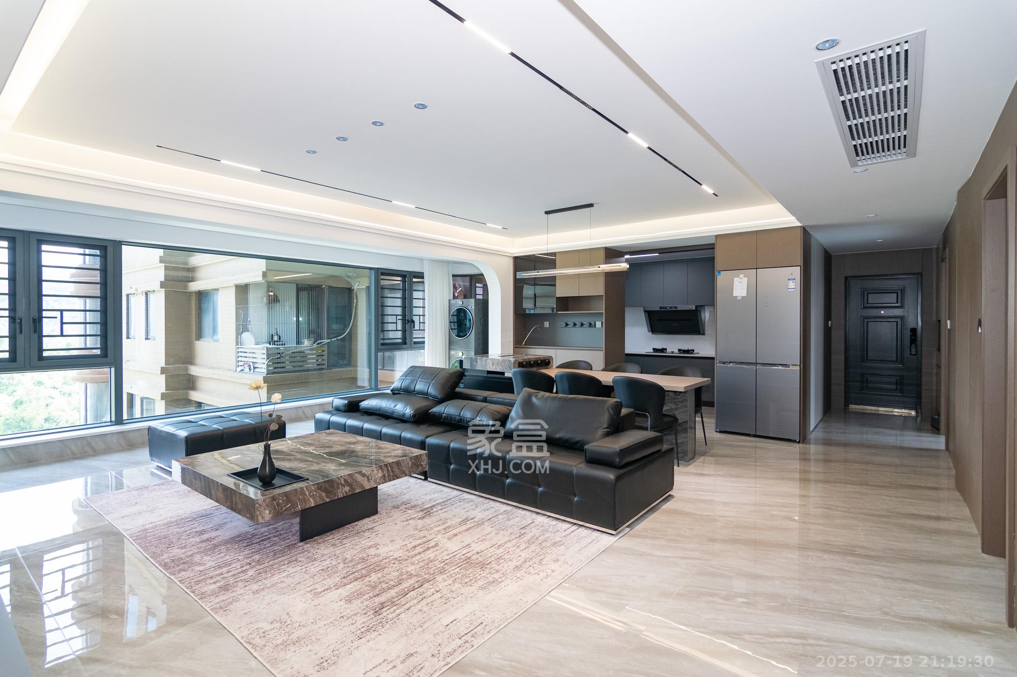 润和美郡(润和紫郡五期)  4室2厅2卫    135.0万 润和美郡(润和紫郡五期)  4室2厅2卫    135.0万客厅