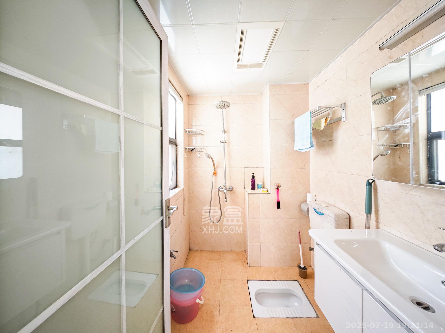 秀峰景园（领秀峰）  3室2厅2卫    75.0万卫生间