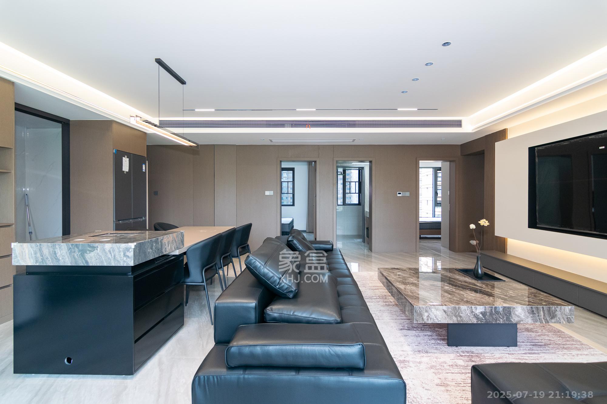 润和美郡(润和紫郡五期)  4室2厅2卫    135.0万 润和美郡(润和紫郡五期)  4室2厅2卫    135.0万客厅